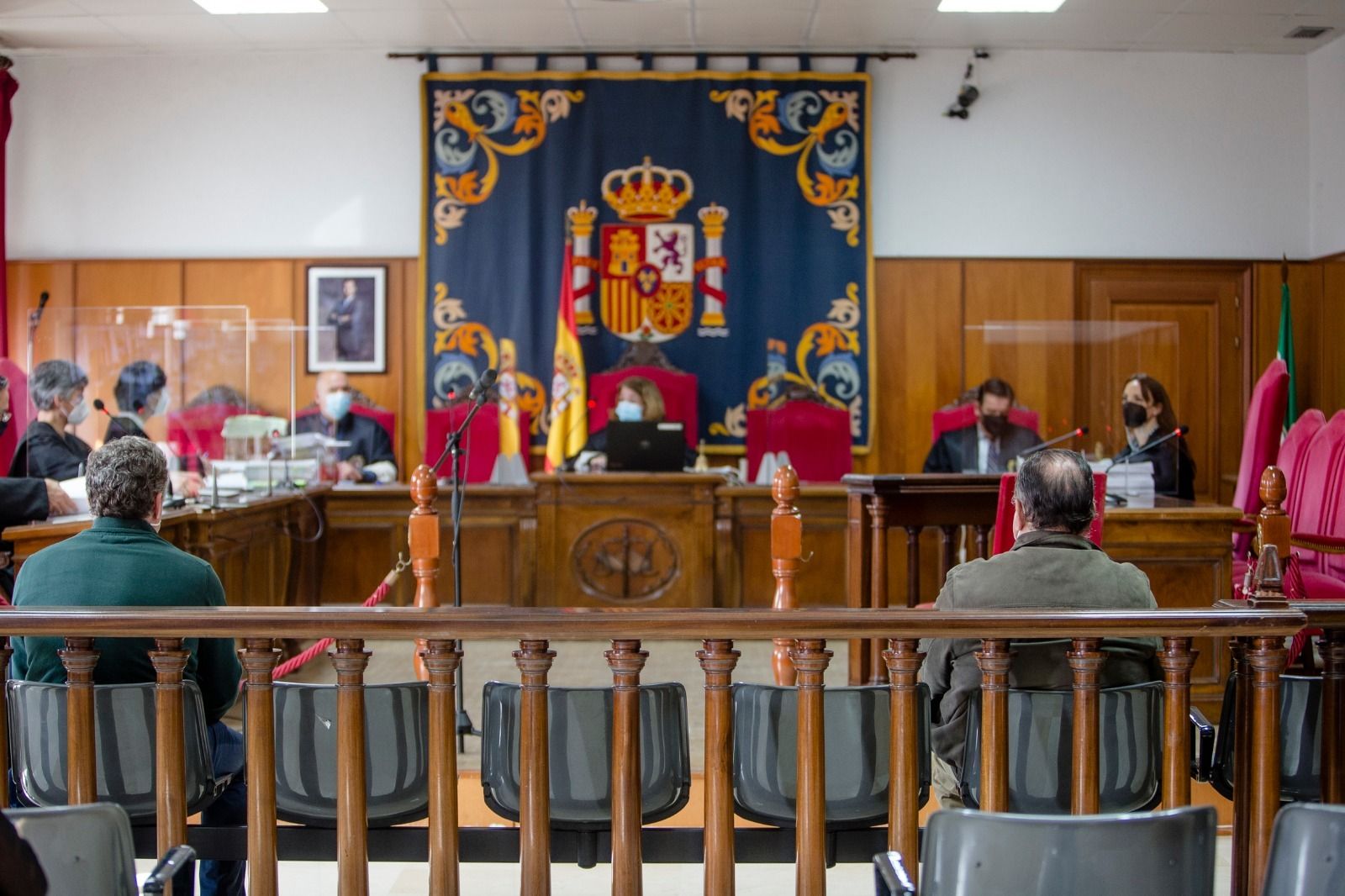 Los acusados, de espalda, en la sala de vistas de la Sección Primera.