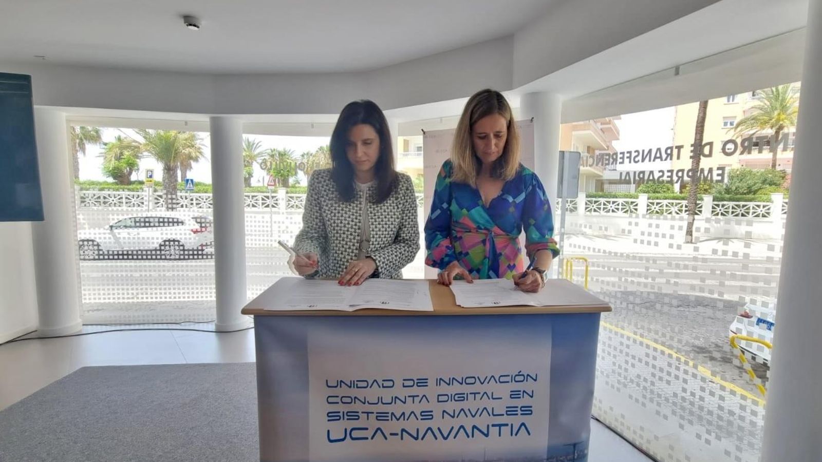 Momento de la firma entre UCA y Navantia