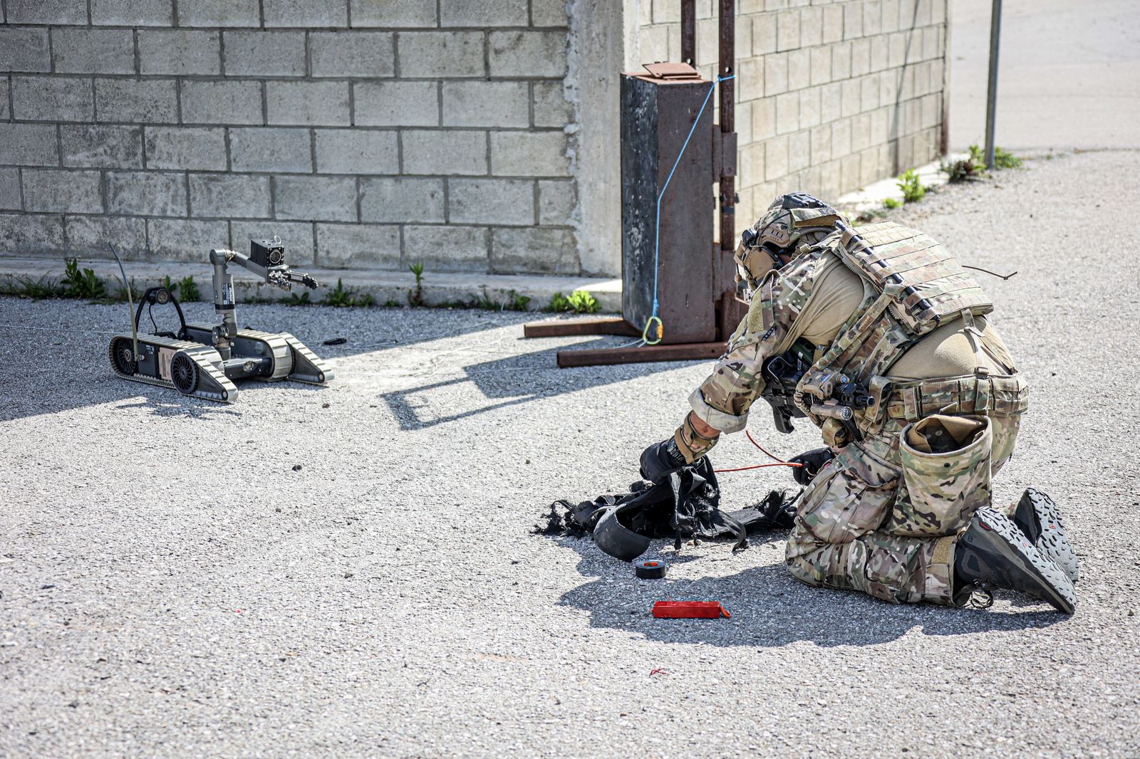 Fuerzas Armadas: Así se adiestran los equipos de desactivación de explosivos en Cádiz