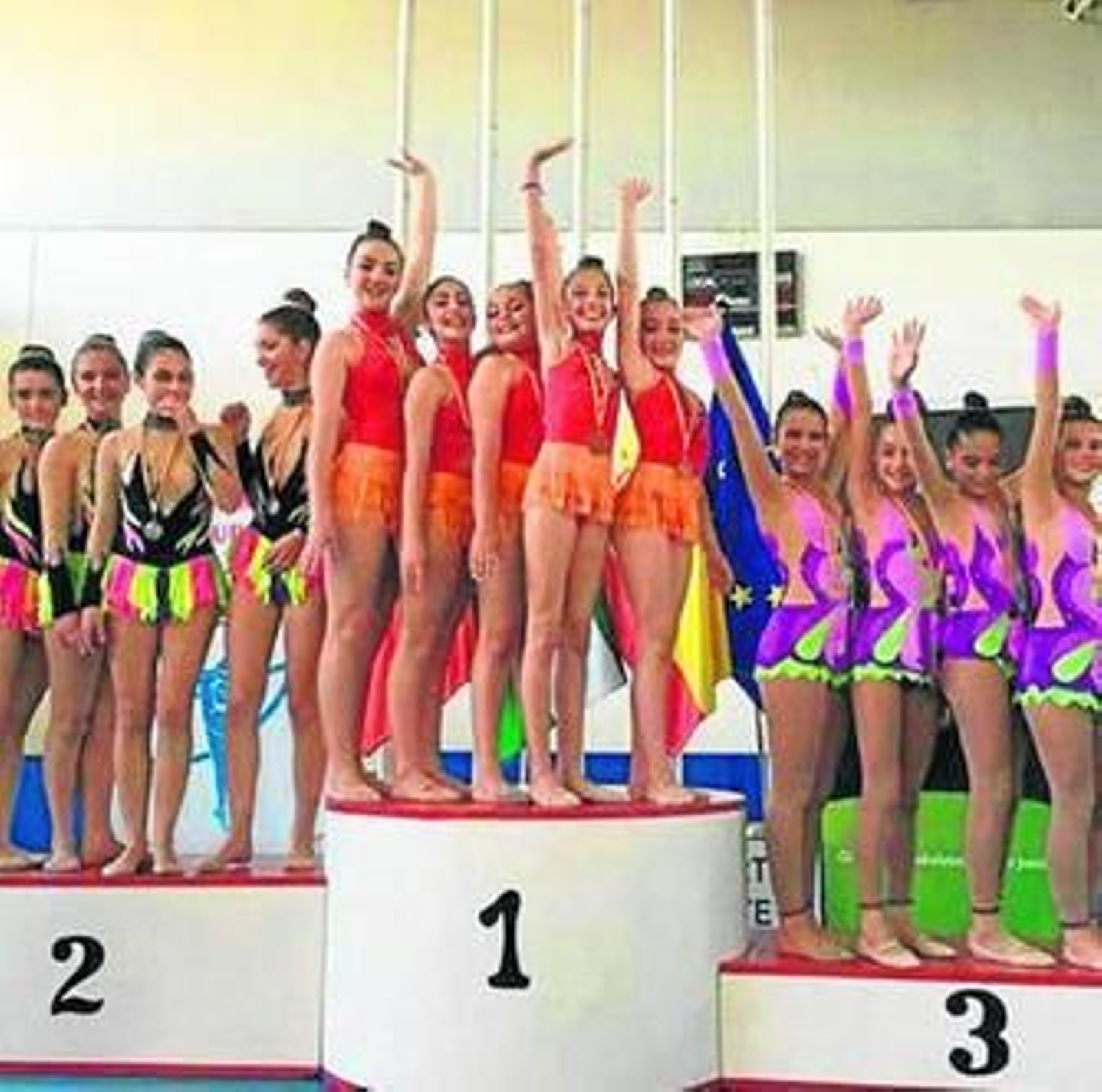 El conjunto infantil de Promesas, en lo alto del podio ayamontino.