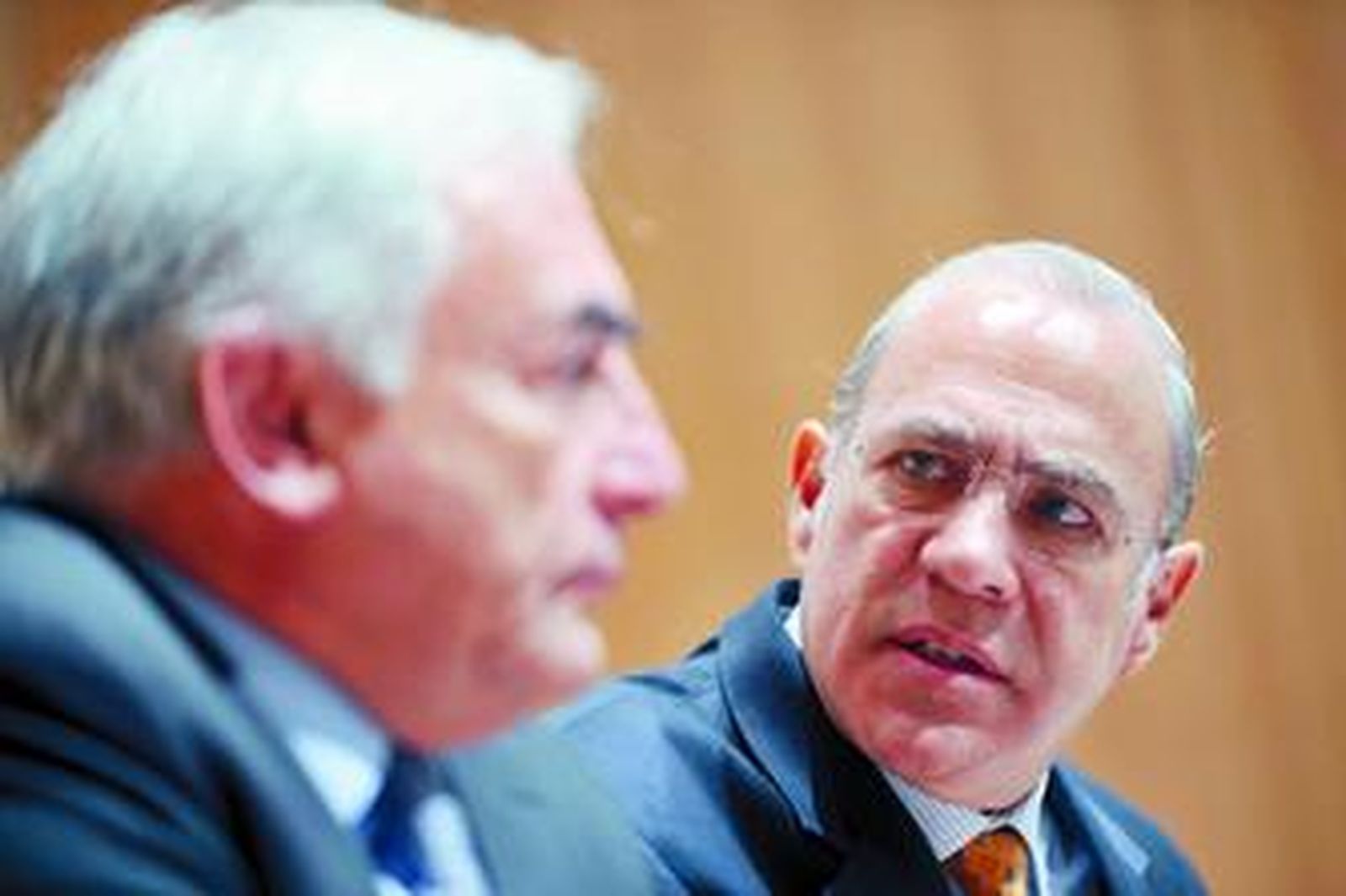 Dominique Strauss-Kahn, del FMI, en primer plano, junto a José Ángel Gurría, de la OCDE, ayer.
