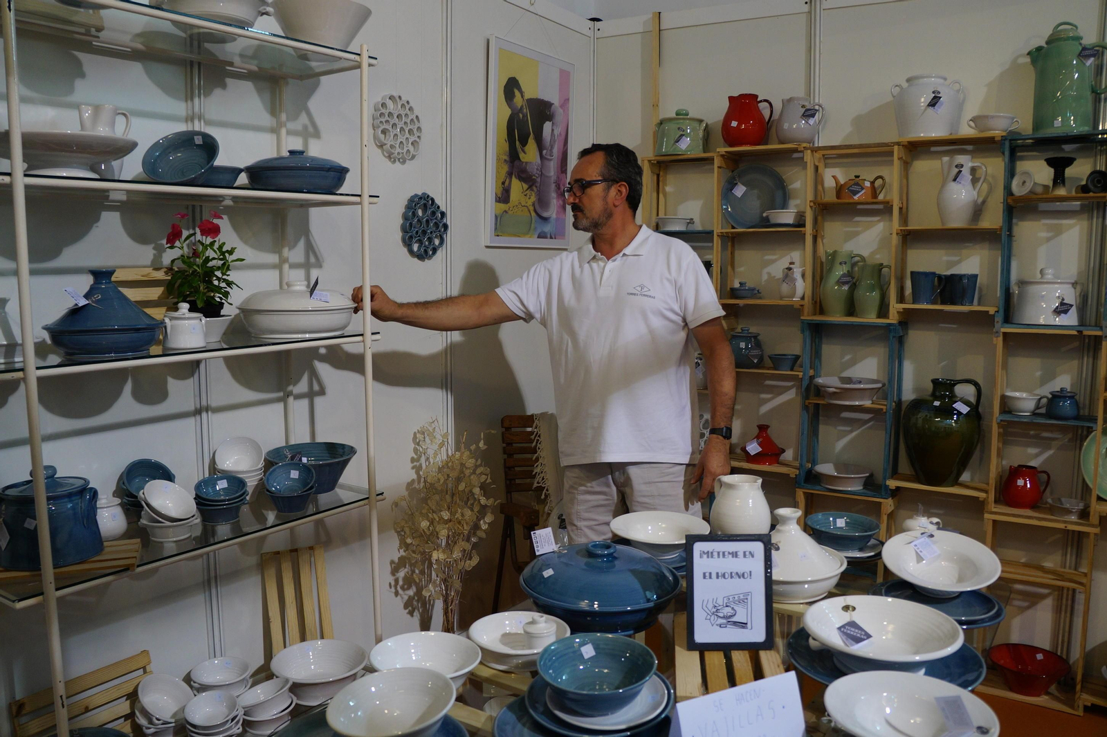 Uno de los expositores de la feria de la cerámica de La Rambla.