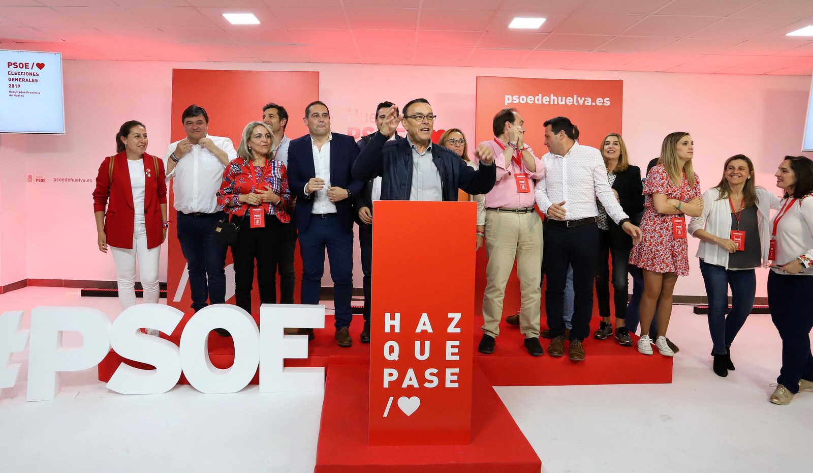 Ignacio Caraballo, junto a los integrantes de la lista del PSOE, el alcalde de la capital y otros socialistas comparecieron ante los medios tras conocerse los resultados.