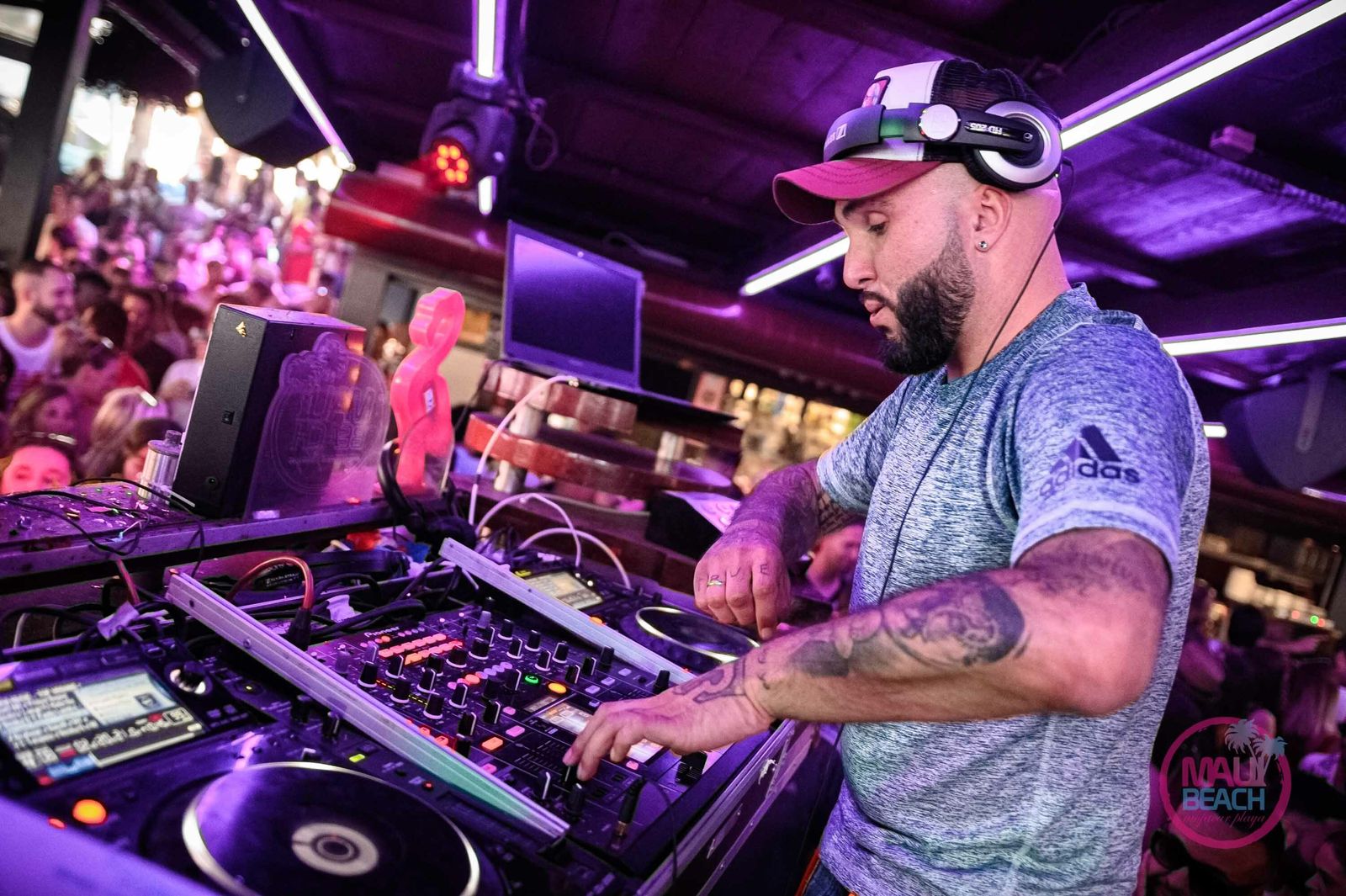 Kiko Rivera durante su actuación en el chiringuito de Mojácar este pasado sábado 1 de junio.