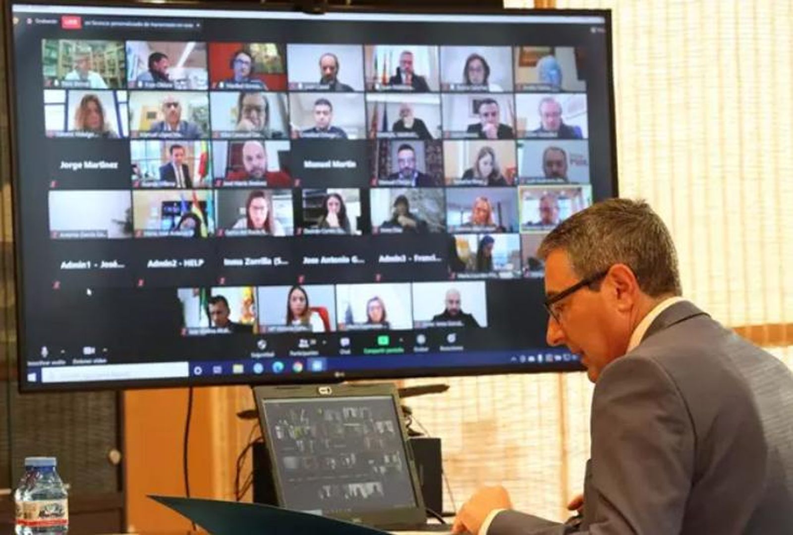 El presidente de la Diputación de Málaga durante el pleno 'online'