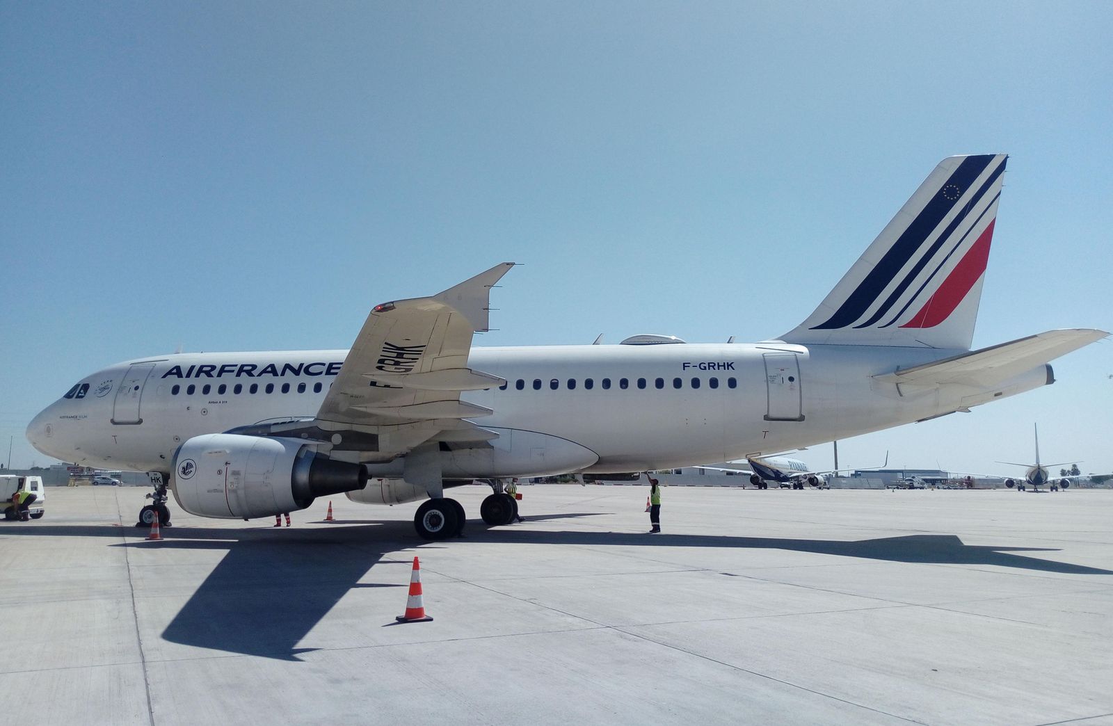El avión de Air France en el aeropuerto de Sevilla este jueves.