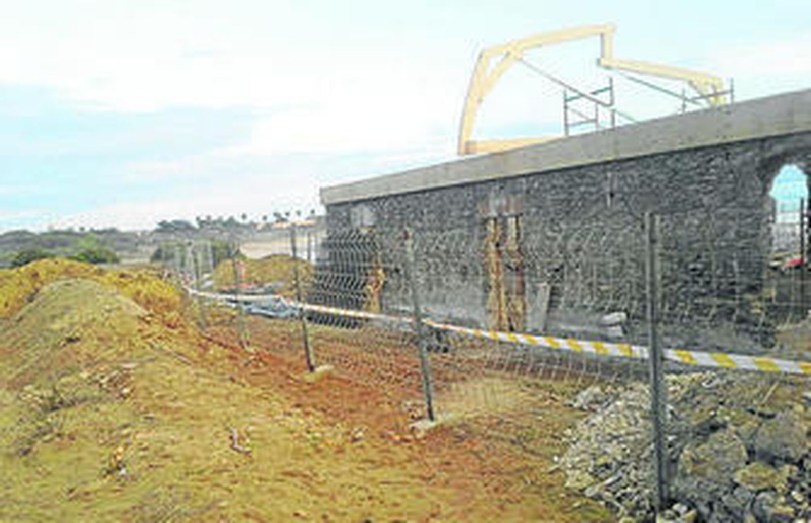 A la antigua casilla con tejado a dos aguas se le está añadiendo un porche con vuelo de perfil curvo.