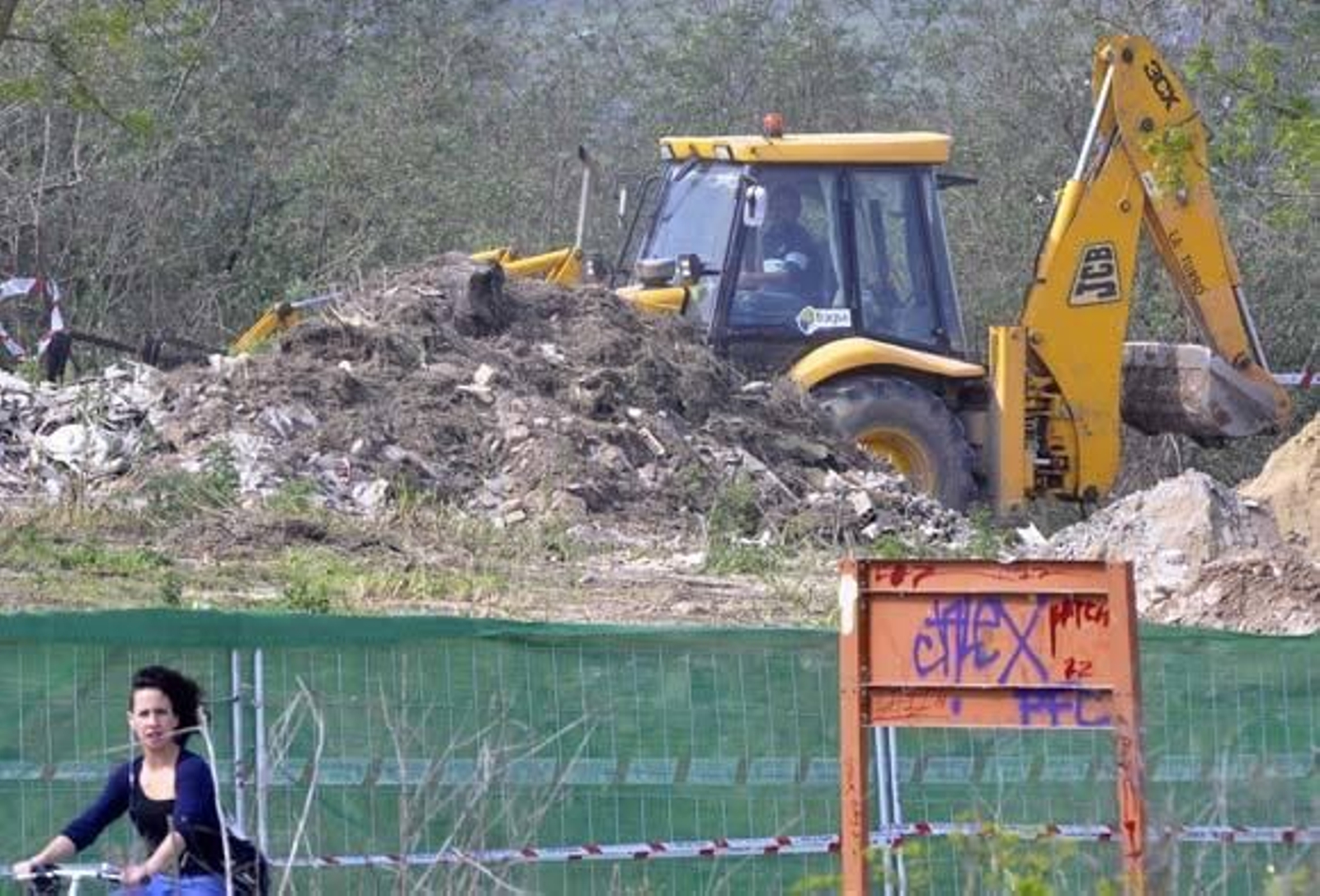 Sin éxito en el segundo día de la búsqueda de restos de Marta en la escombrera de Camas