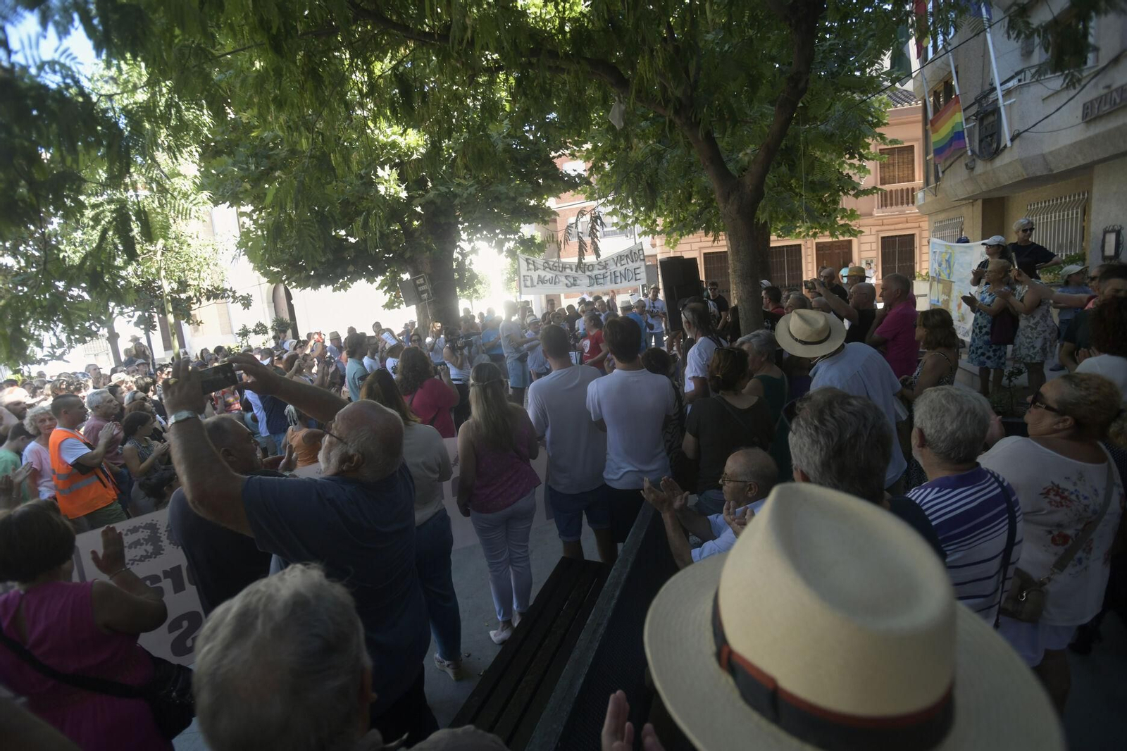 Así se han manifestado por las calles de Padul en contra de la embotelladora de Cijancos