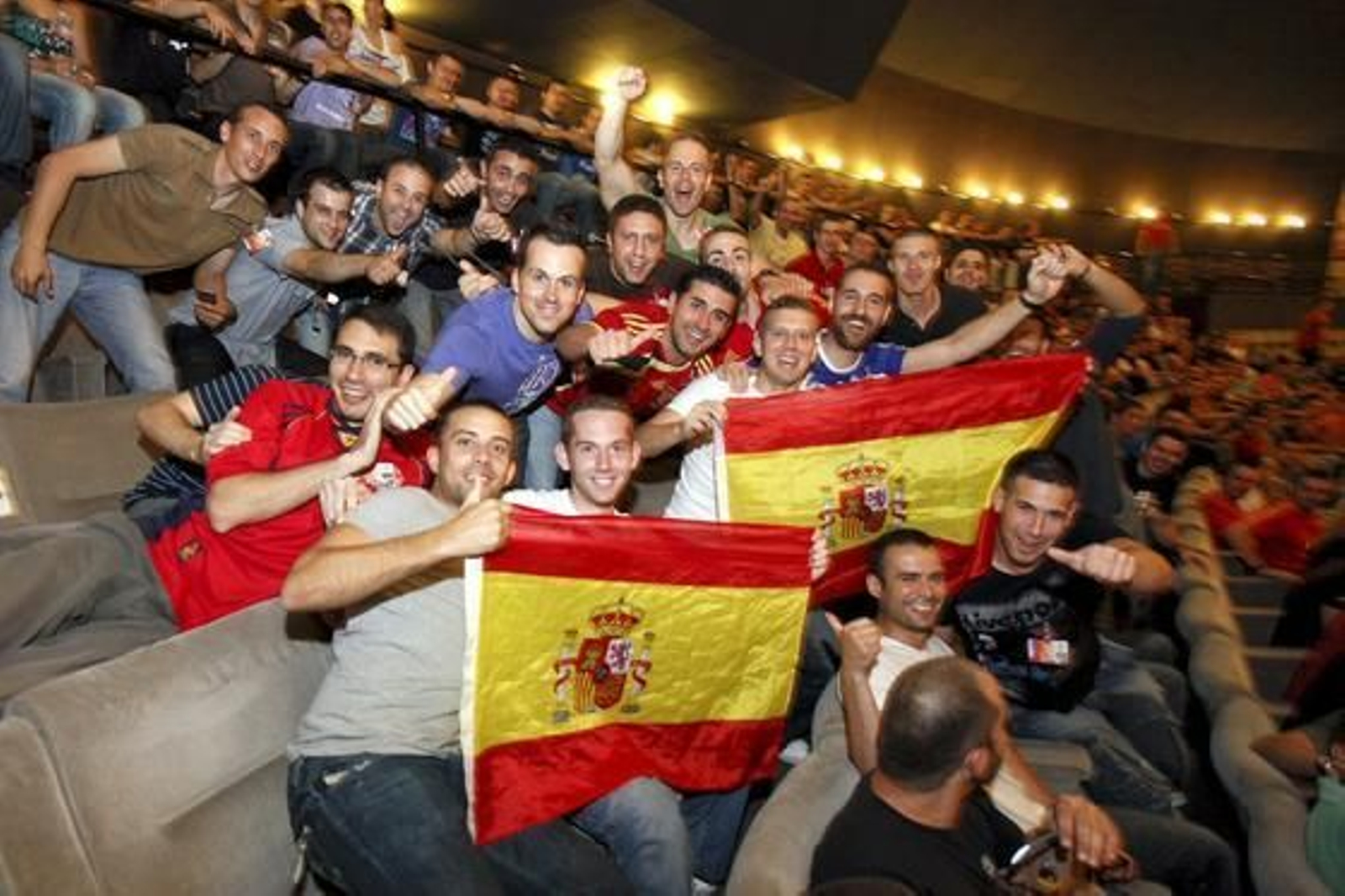 Los alumnos de la Escuela de Policía de Ávila reunidos para festejar la victoria de España. 

Foto: Agencias