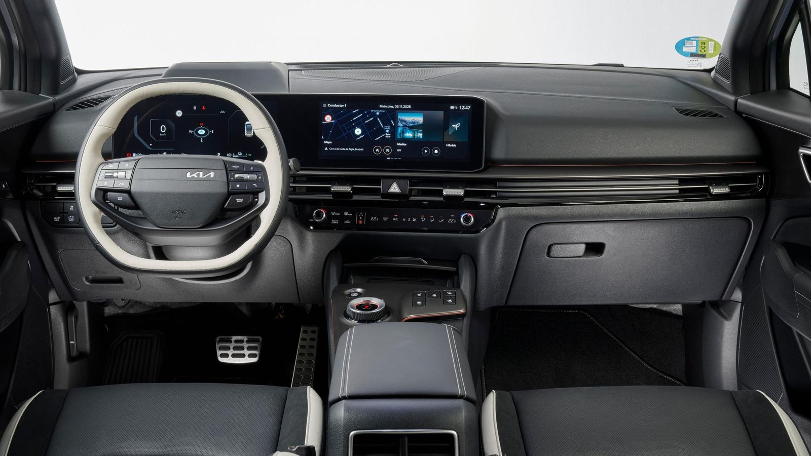 El cambio más llamativo en el interior es el del volante, seguido del interfaz que propone en nuevo sistema operativo.