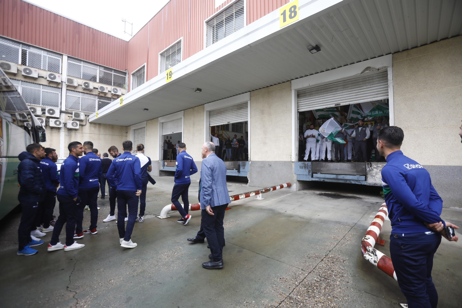 La visita institucional del Córdoba CF a Supermercados Piedra, en imágenes