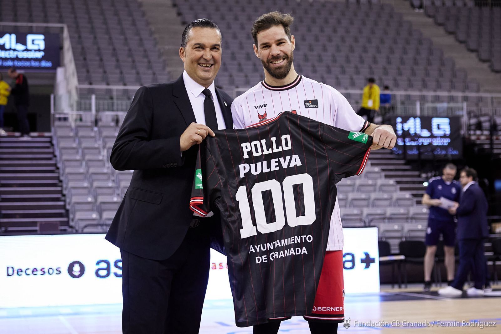 Christian Díaz recoge su camiseta conmemorativa