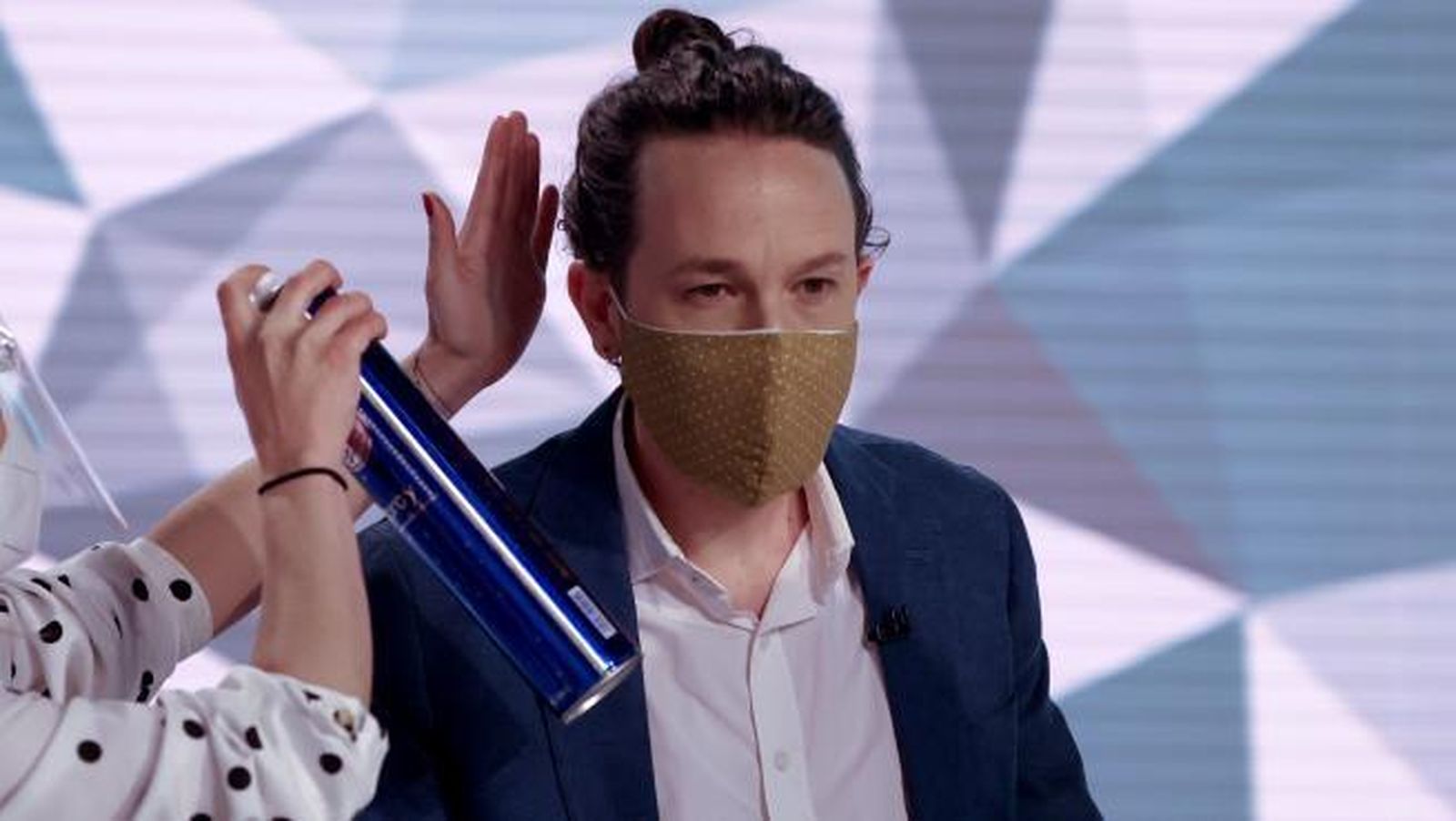 Momento en el que una peluquera aplica la laca a la cabellera de Pablo Iglesias.