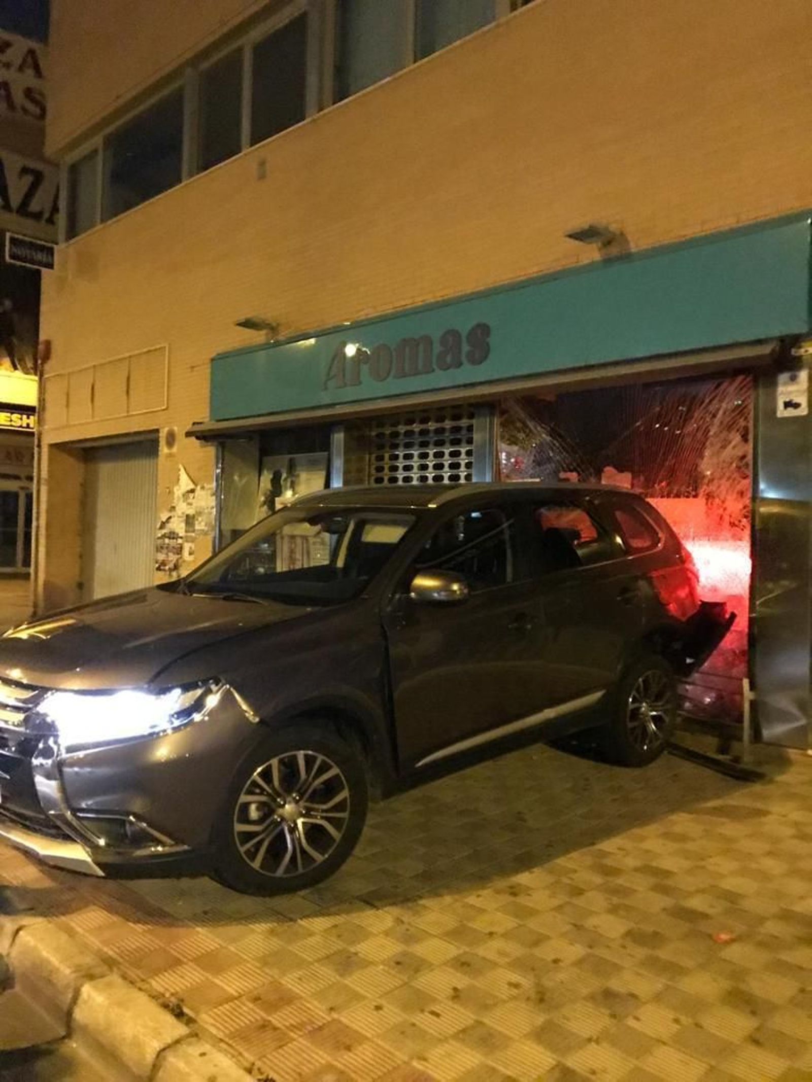 Imágenes de los robos en las perfumerías Aromas