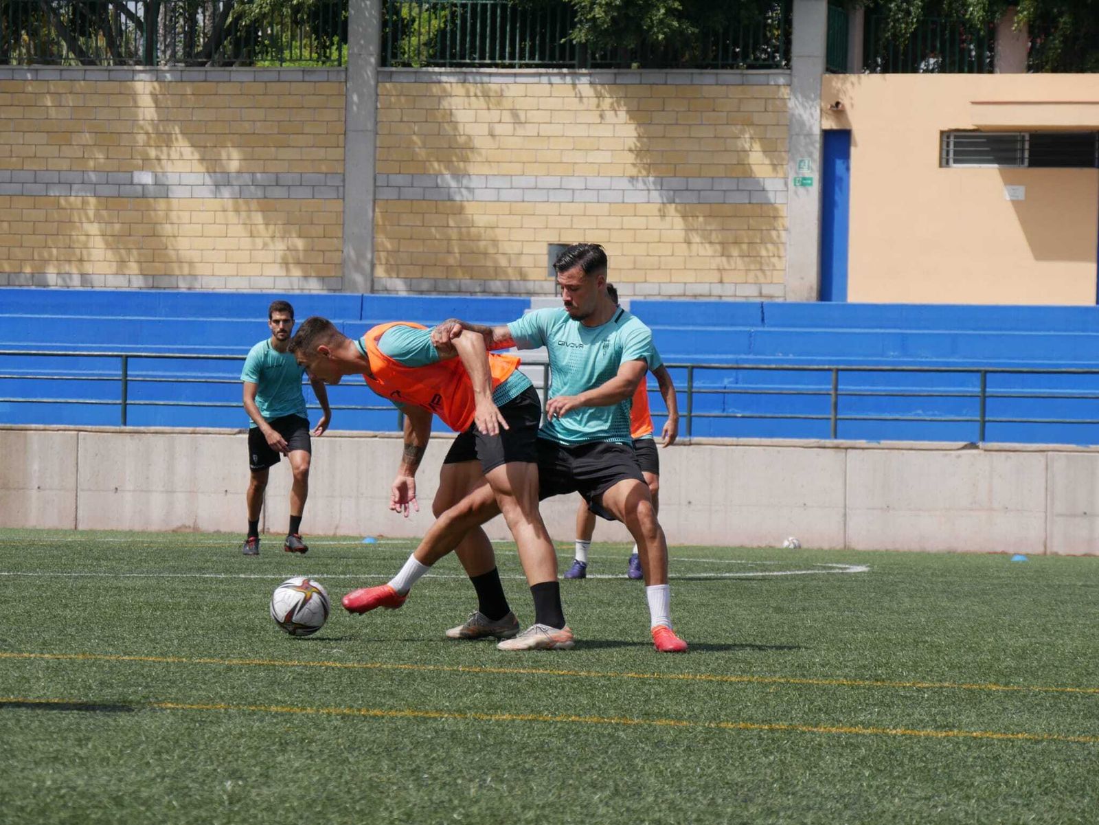 Adrián Fuentes es presionado por Alejandro Viedma durante la sesión de este sábado.