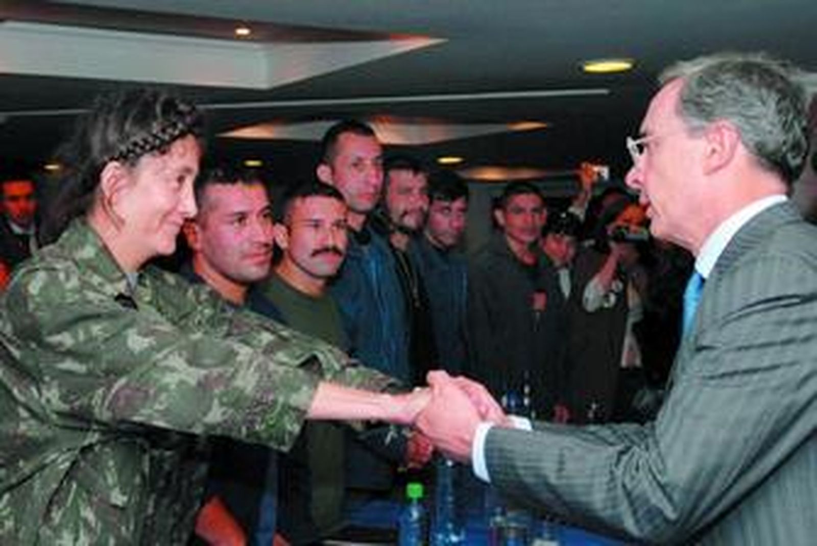 El presidente Álvaro Uribe saluda a Ingrid Betancourt en el Palacio Nariño en Bogotá.