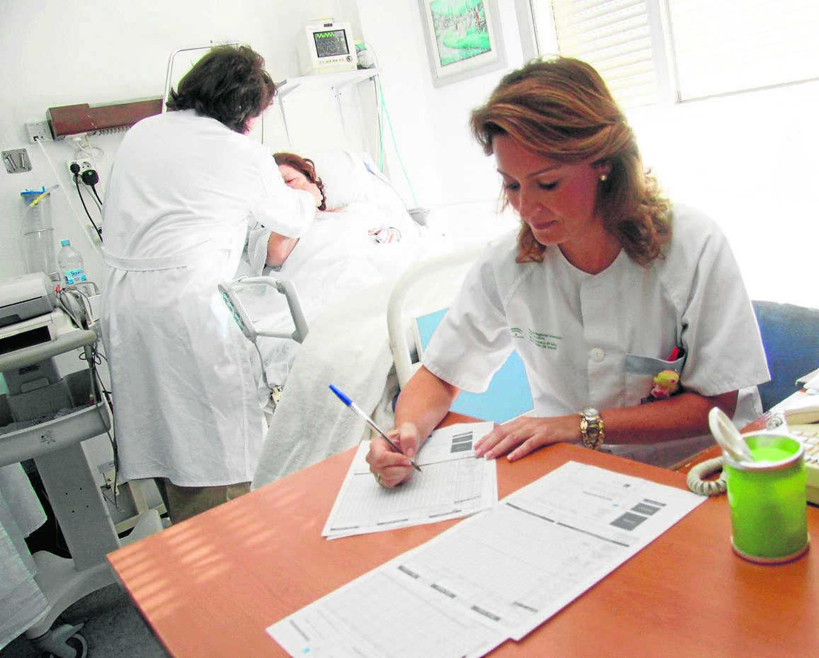 Profesionales del Regional atienden a una paciente con un ictus, en una imagen de archivo.