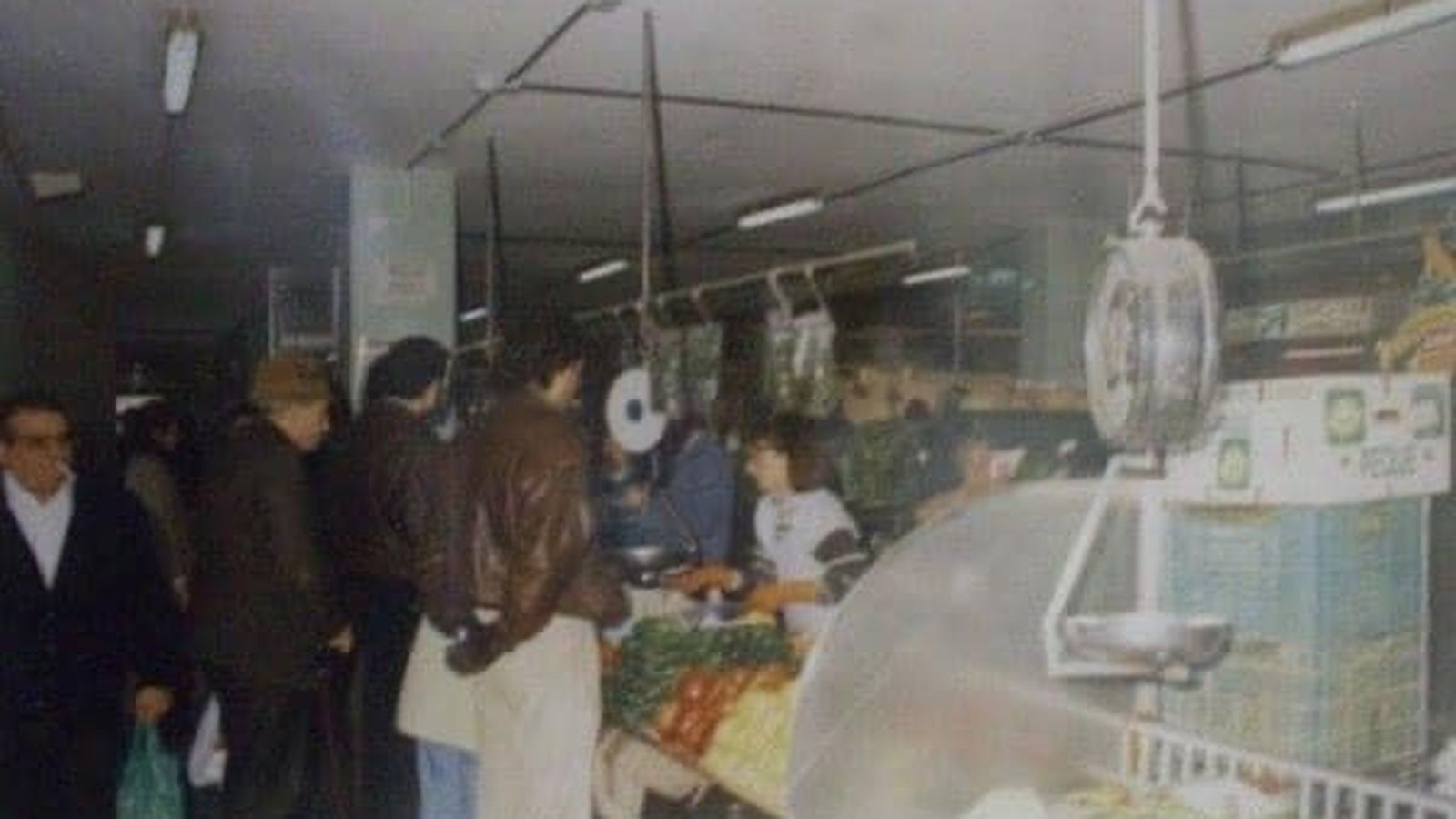 Clientes en el antiguo mercado de Peñamefécit.