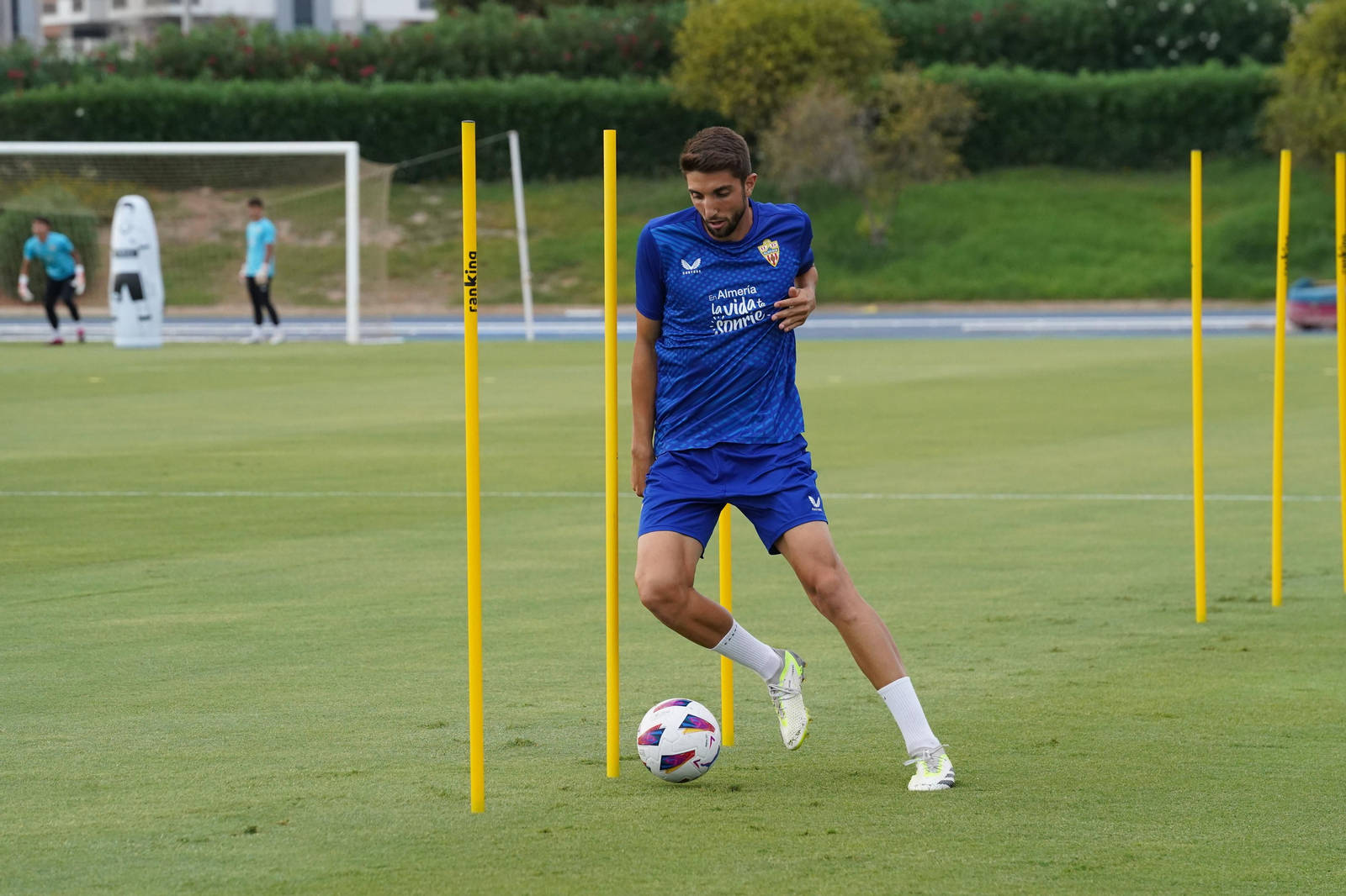 Édgar conduce un balón en un entrenamiento de esta semana