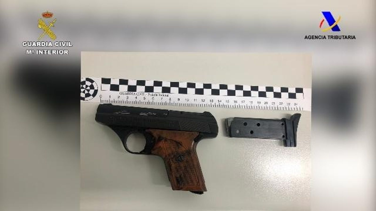Una pistola incautada en la operación.