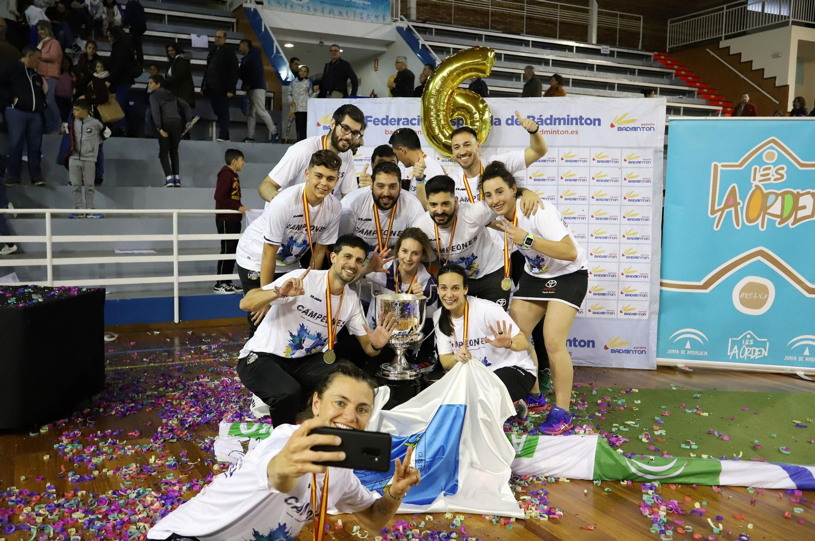 El Recreativo IES La Orden festeja el último título conquistado.