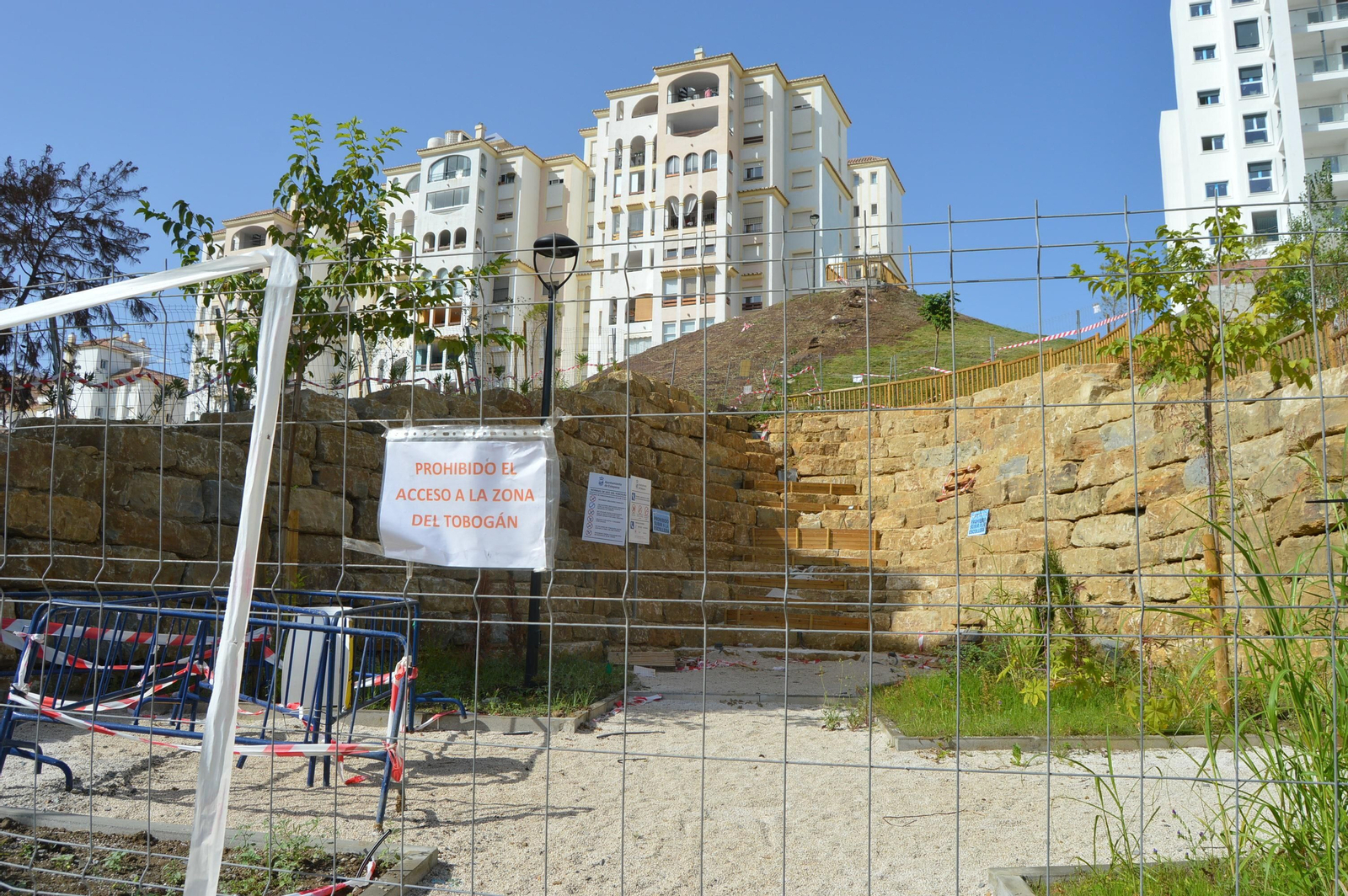 Estepona retira el polémico tobogán más largo de España
