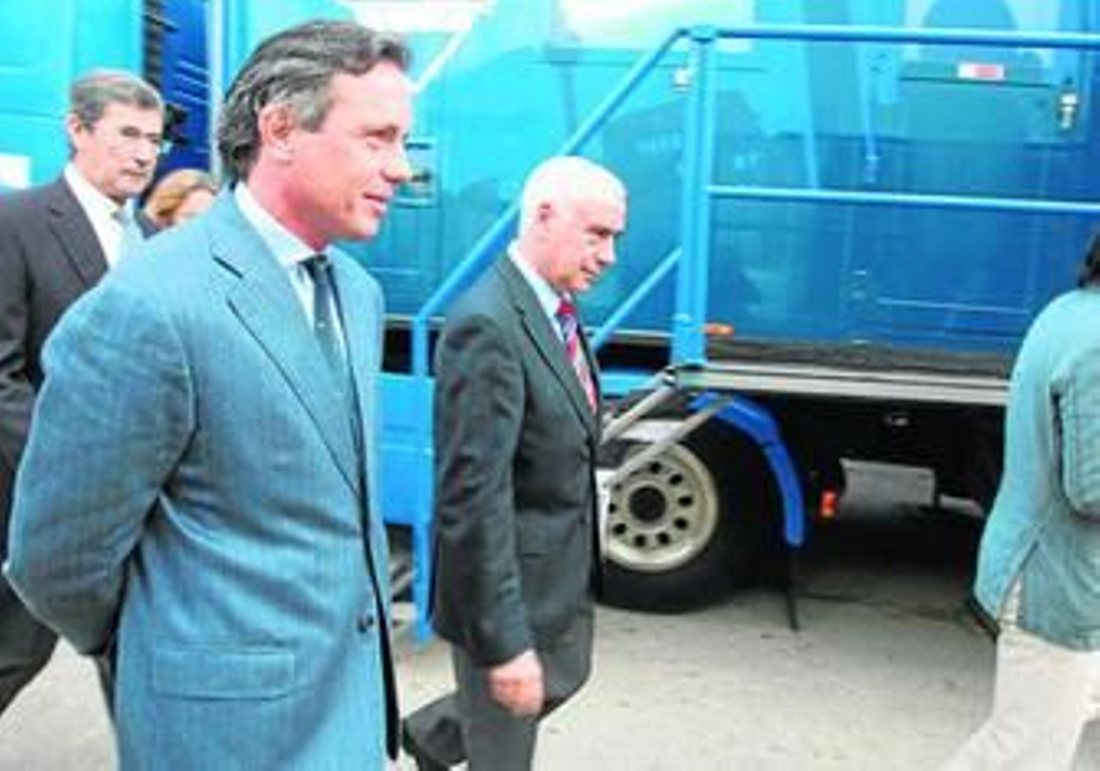 Felipe Ortiz Patiño camina junto al consejero Luciano Alonso durante el Andalucía Valderrama Masters.