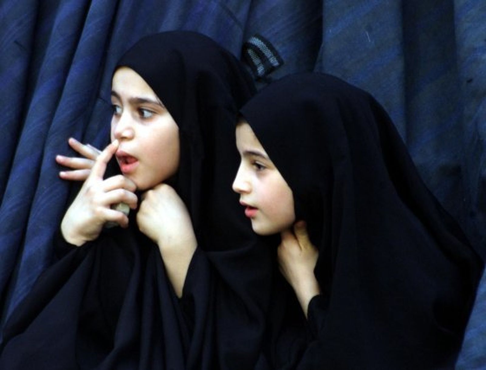 Obligada a ir al colegio con ropa negra y cubierta con el velo