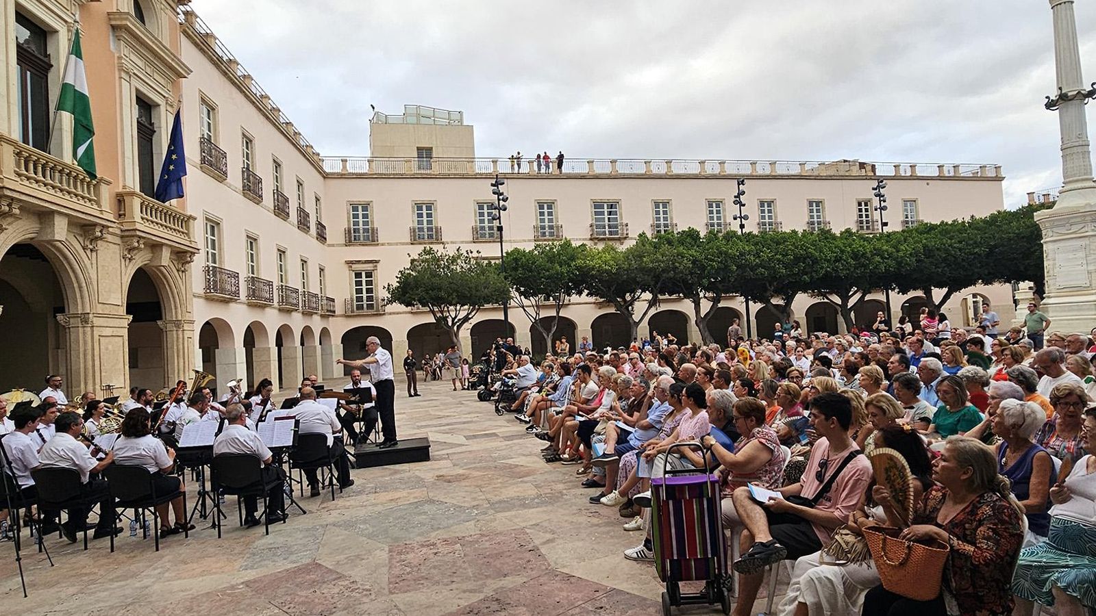 El público atento a la Banda Municipal de Música.