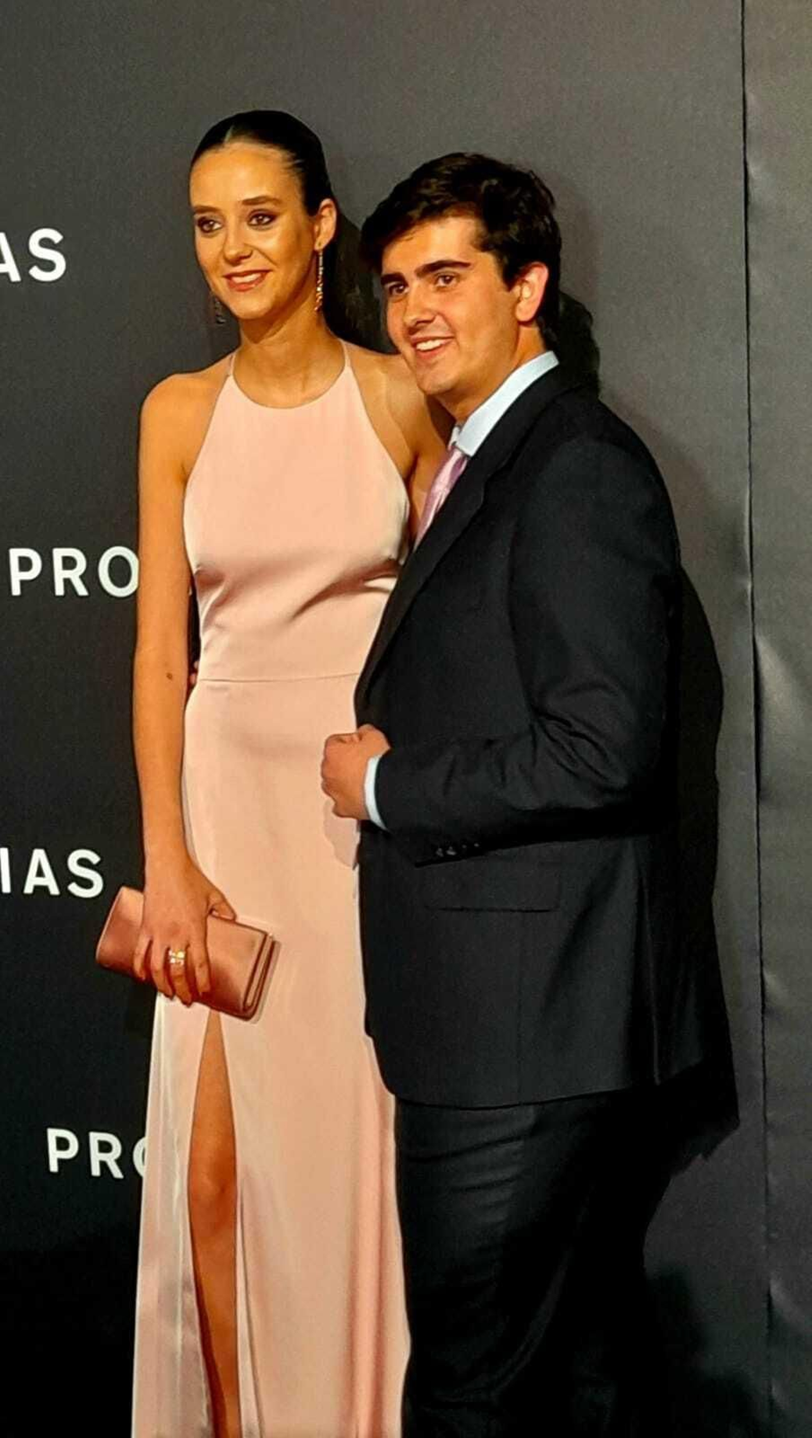 Victoria Federica y Jorge Bárcenas en el 'photocall' de la Barcelona Bridal Fashion Week