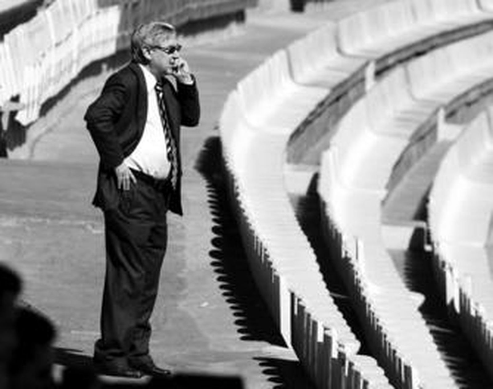 Antonio Muñoz habla por su teléfono móvil en el estadio Ramón de Carranza.