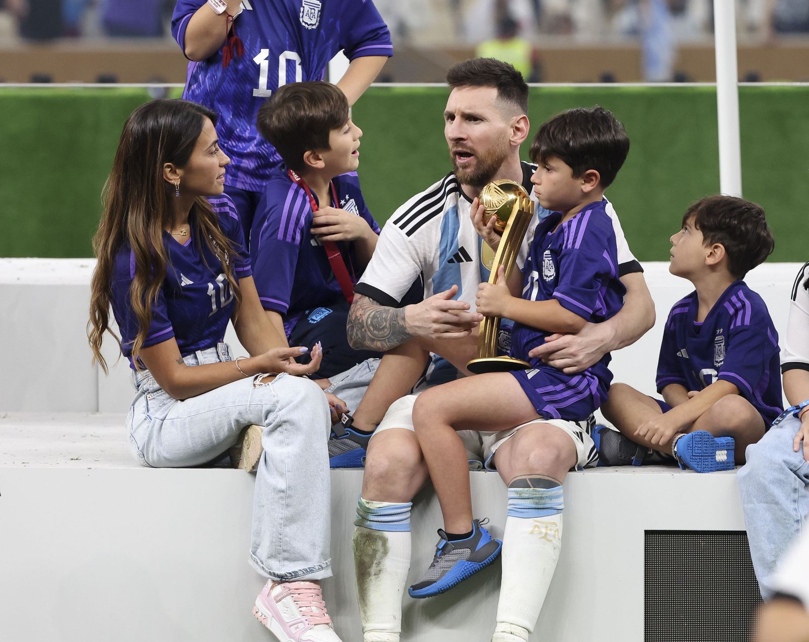 Lionel Messi, con su familia tras los actos protocolarios en la final.