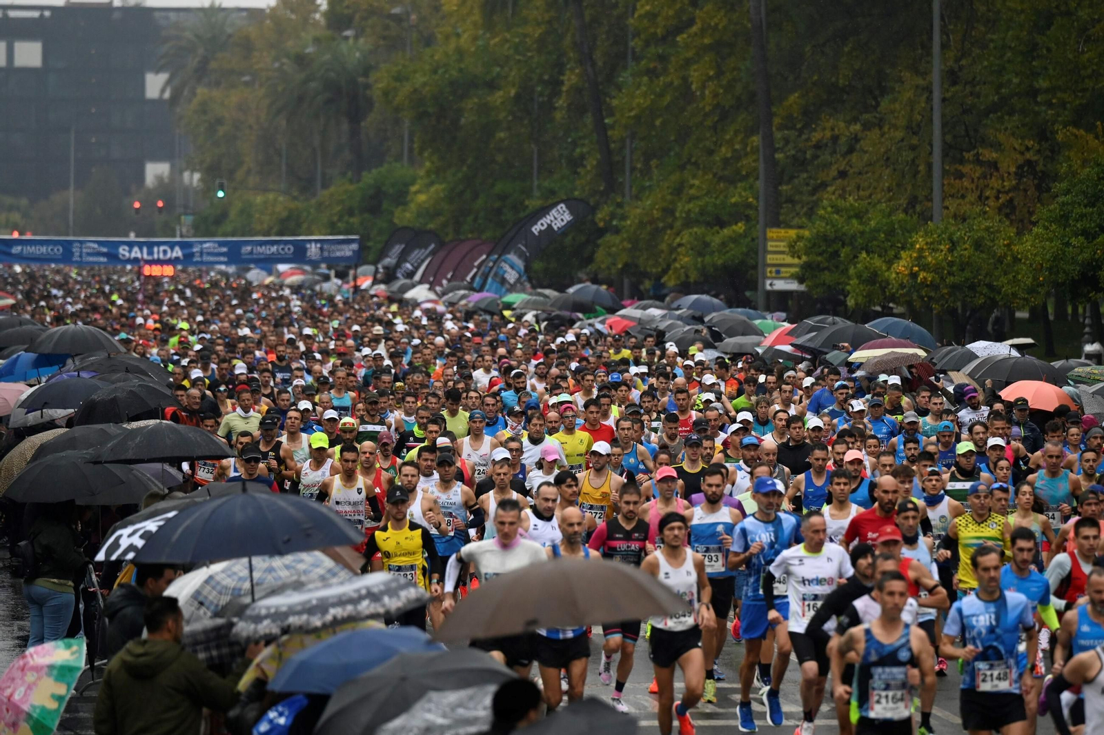 Centenares de atletas, durante la salida de la Media Maratón de Córdoba.