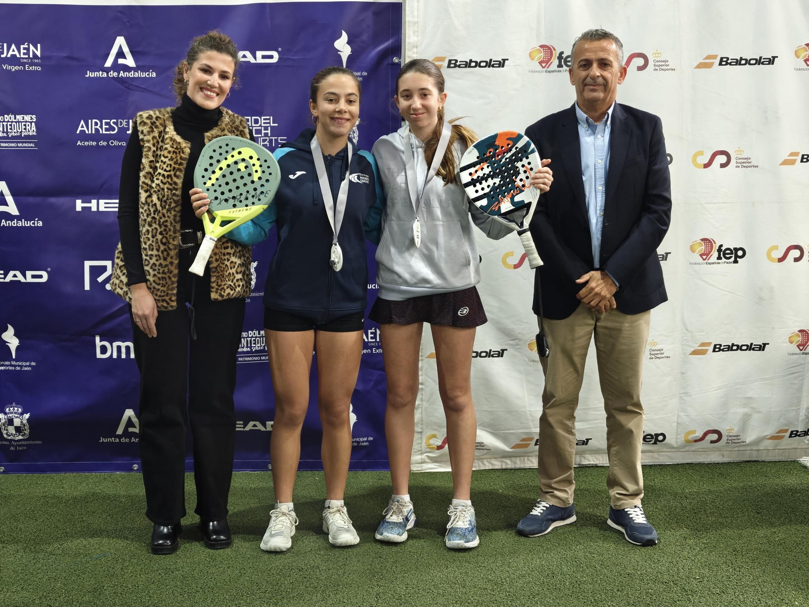 La concejal de Deportes Beatriz López, con una de las parejas de la categoría femenina.
