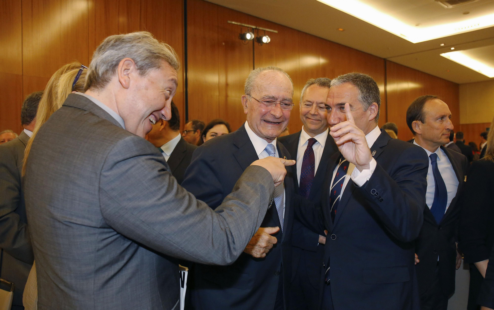 Las imágenes del foro joly con Elías Bendodo