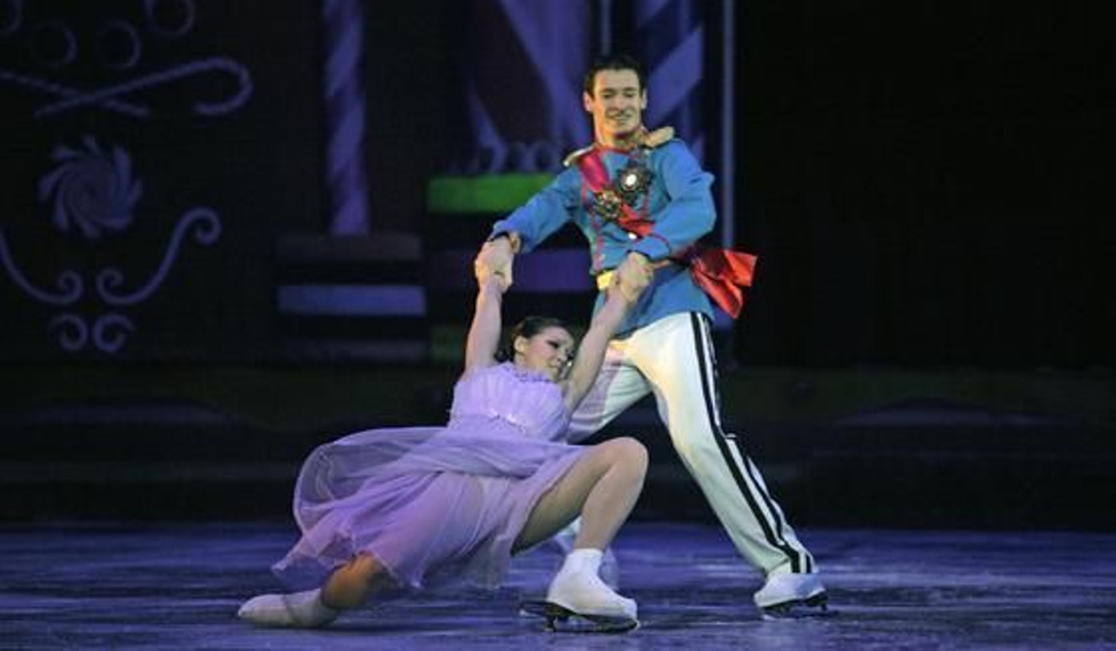 Imagen de 'El cascanueces' sobre el hielo en el Teatro de la Maestranza. / Antonio Pizarro