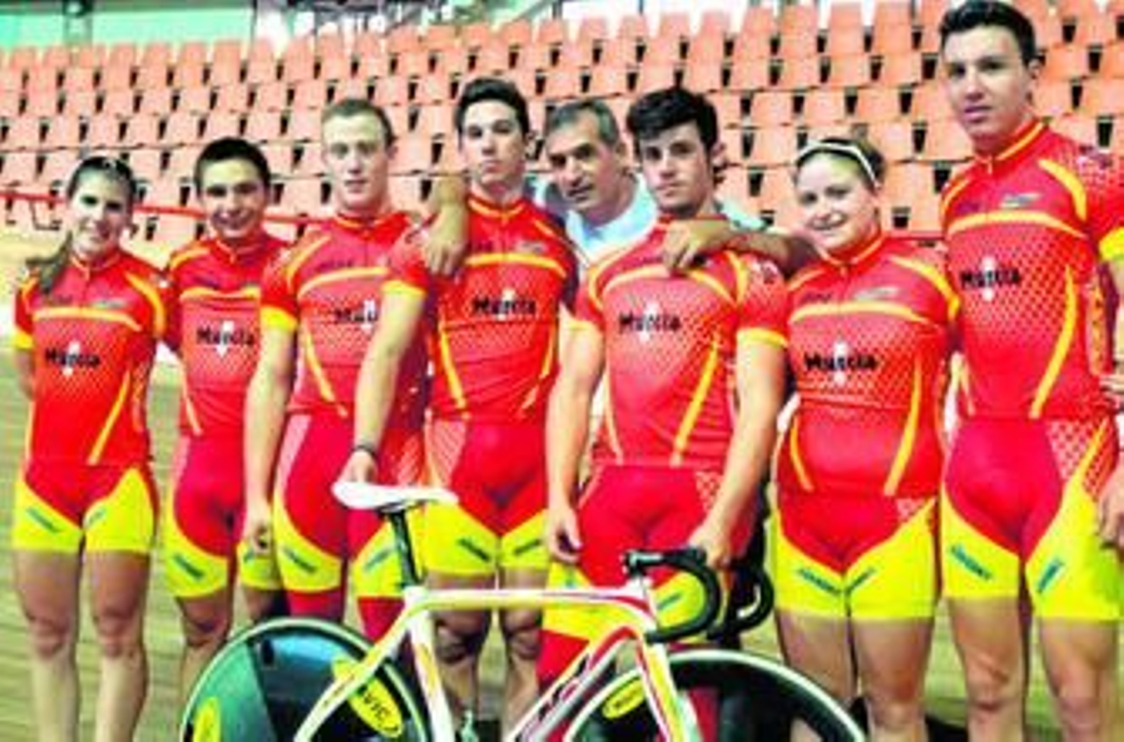 El técnico almeriense Juan Martínez Oliver, junto a los integrantes de la selección española junior de pista.