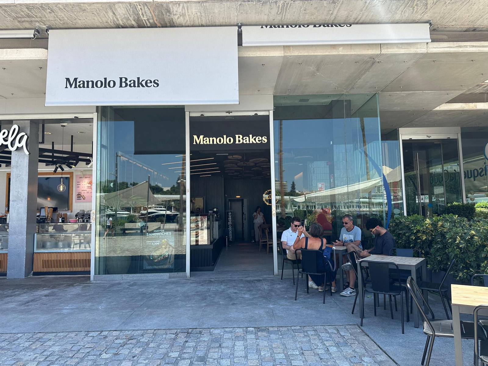 Exterior de la tienda de Manolo Bakes en el Muelle Uno, que ya ha abierto sus puertas. Exterior de la tienda de Manolo Bakes en el Muelle Uno, que ya ha abierto sus puertas.
