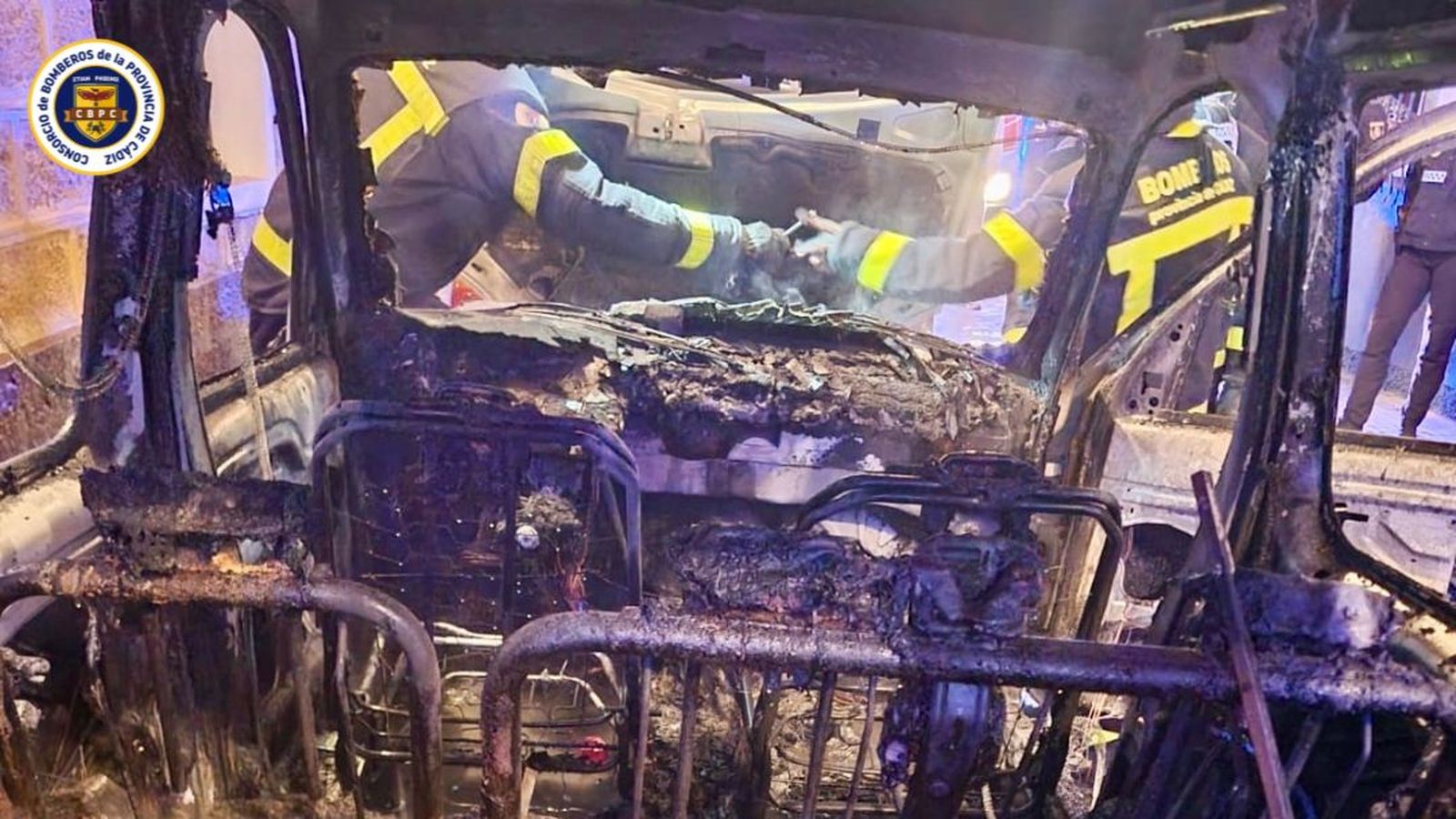 Interior del vehículo completamente calcinado