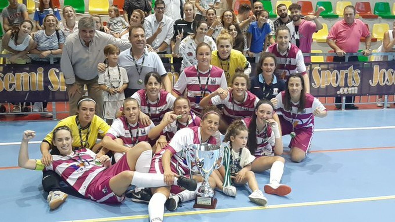 Las jugadoras del Deportivo Loja celebran el título.