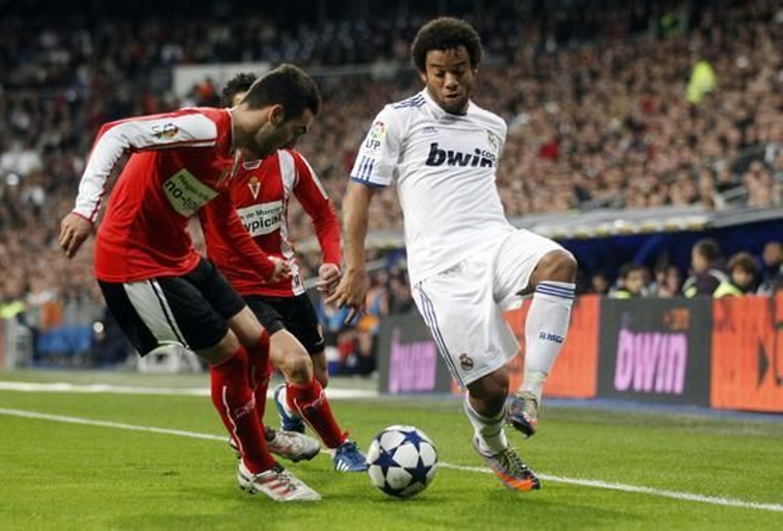 Vieira evita que el balón se salga por la banda.

Foto: AFP