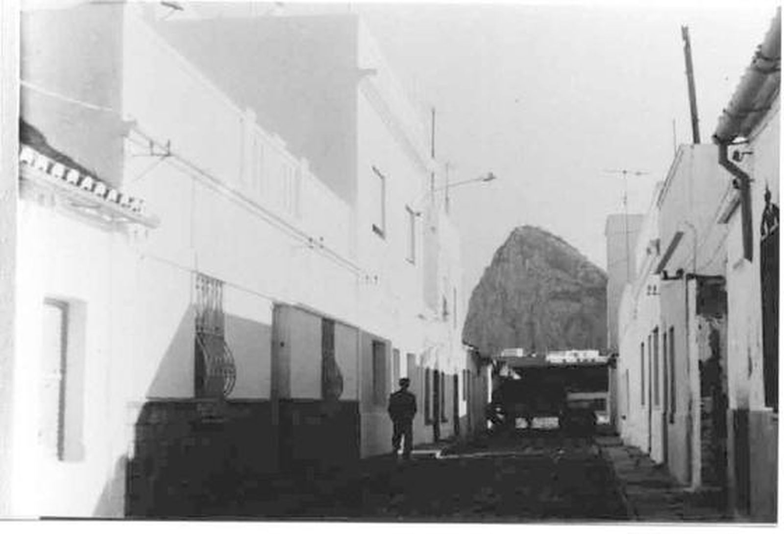La céntrica calle linense estuvo llena de vida y comercios en otros tiempo.

Foto: Grupo de Facebook La Línea en Blanco y Negro
