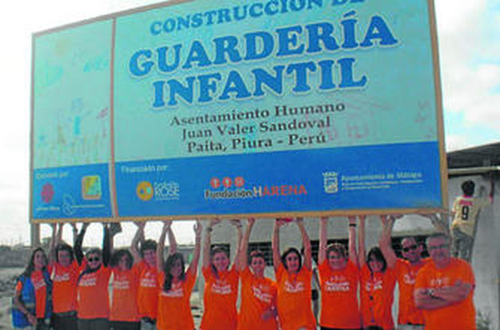 Voluntarios de la Fundación Harena, entre ellos Lola García de Lucas, durante el proyecto llevado a cabo el pasado verano en Perú.