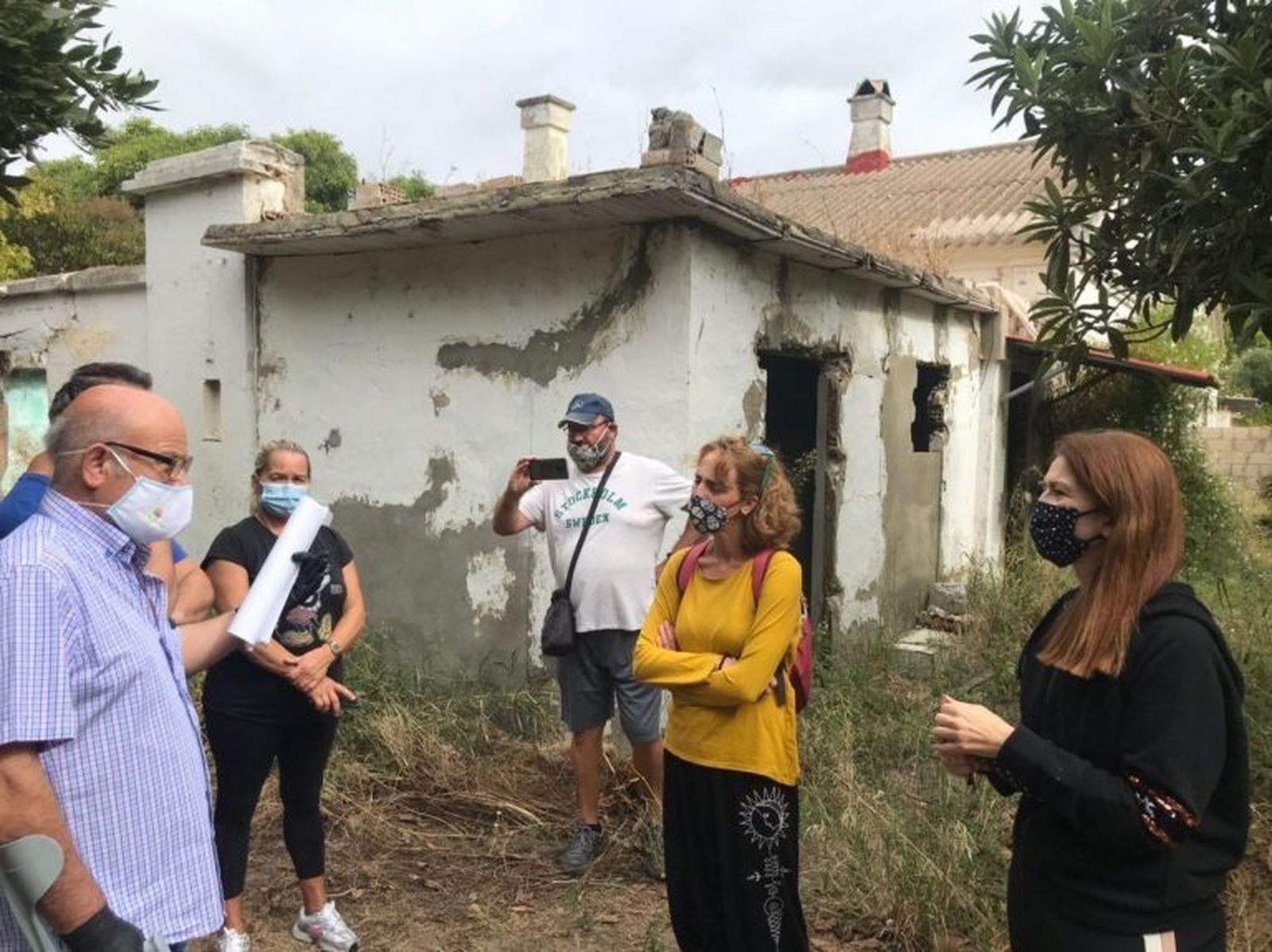 La concejal de Ganemos, Kika González, en la casa de postas de San José Obrero, antes de su derrumbe.