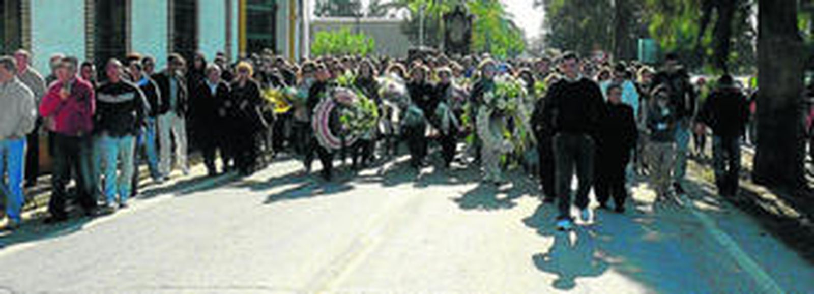 El féretro de Juan Miguel Ligero estuvo acompañado por una multitud de rocianeros tanto en el funeral como en el traslado al cementerio.