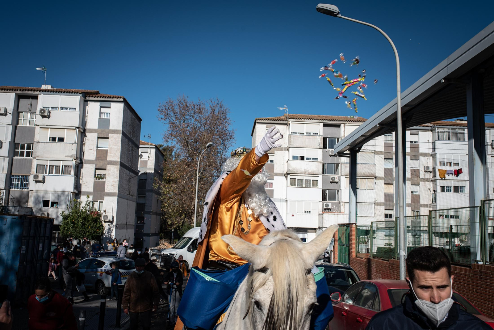 La visita de los Reyes Magos a los barrios de Huelva en imágenes