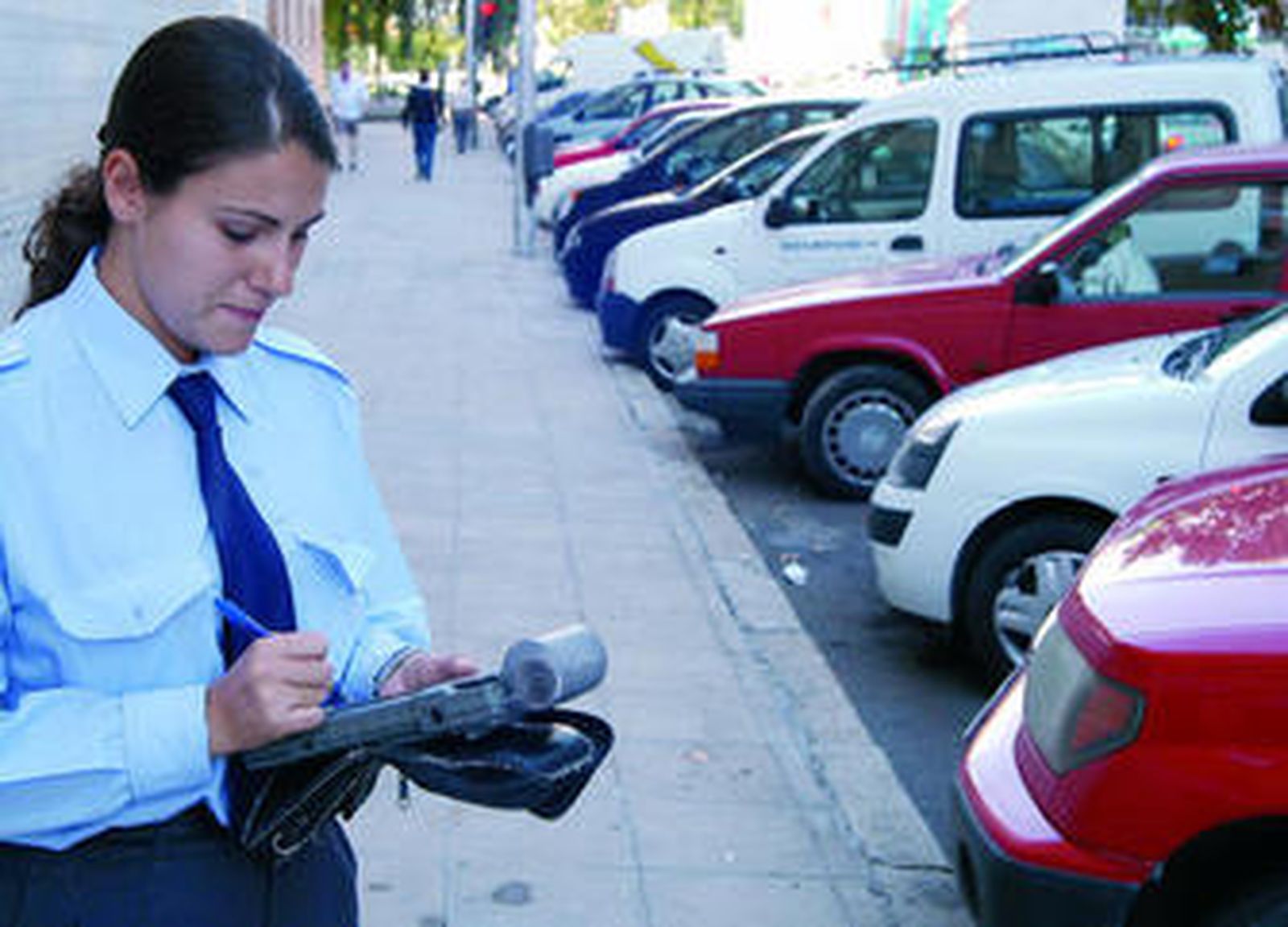 Una trabajadora de Aussa vigila los vehículos aparcados en la zona azul.