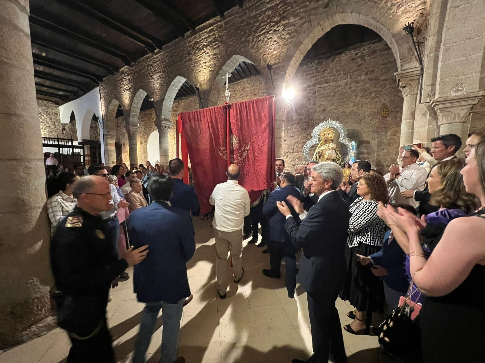 En imágenes: La patrona de Santisteban procesiona y renueva su mayordomía otro Pascuamayo