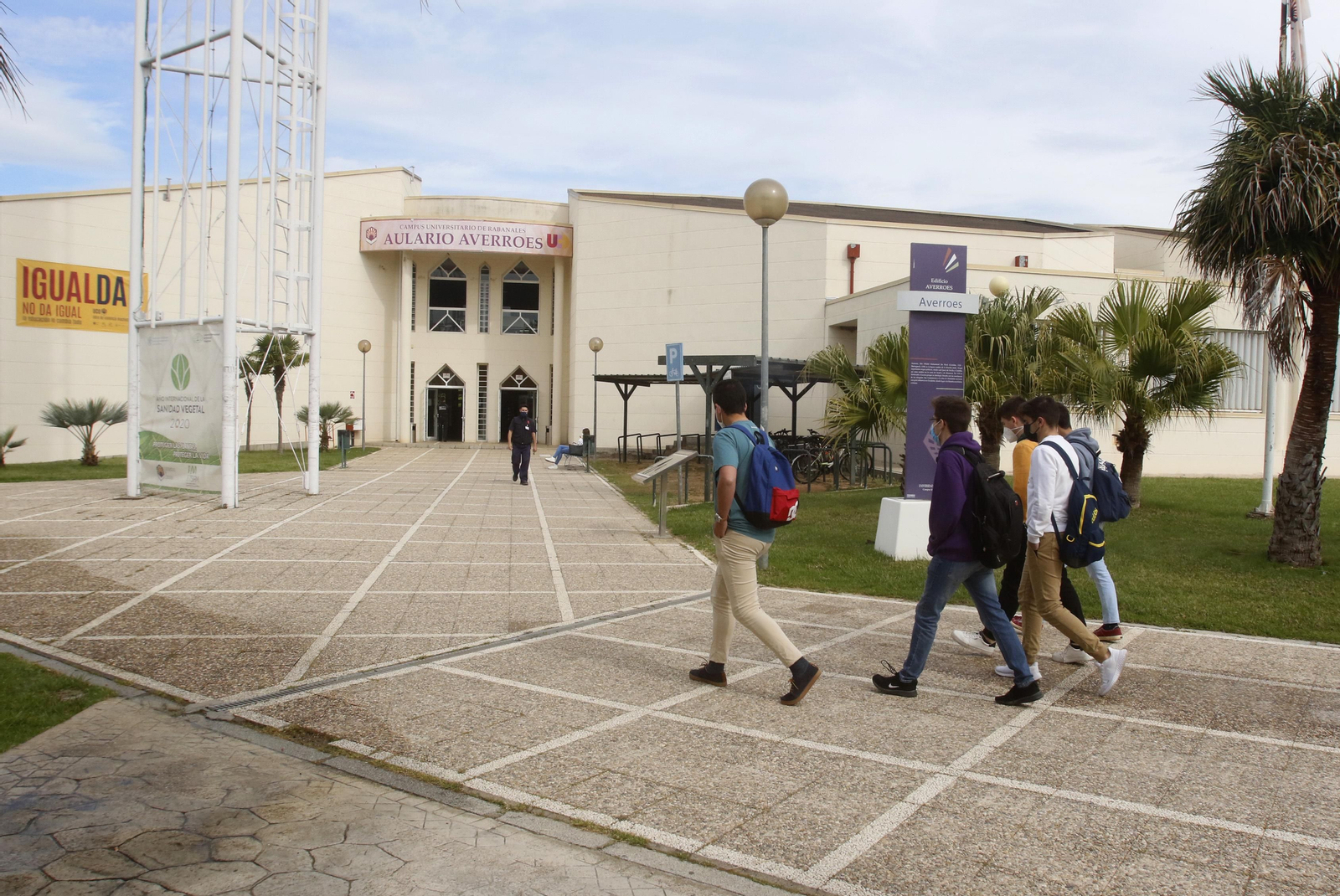 Alumnado de la UCO accede al Campus de Rabanales.